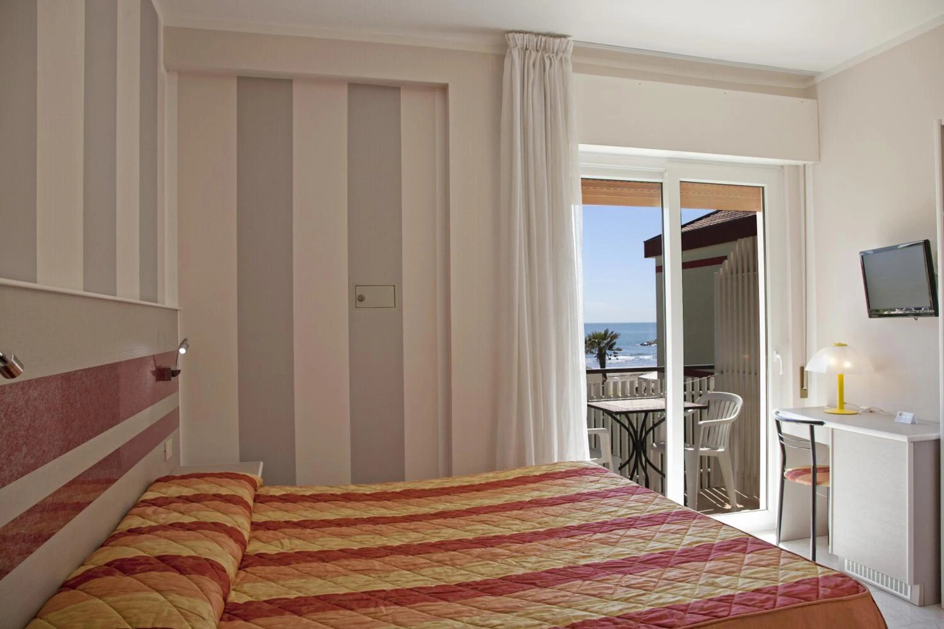 Day, Bed in Hotel Righetto Fronte Mare