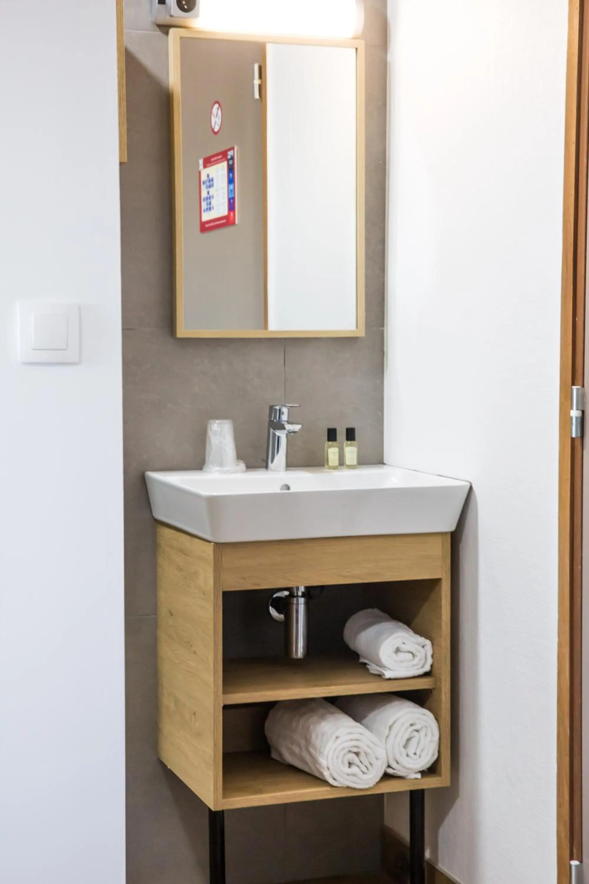 Bathroom in Hôtel Les Pieux En Cotentin