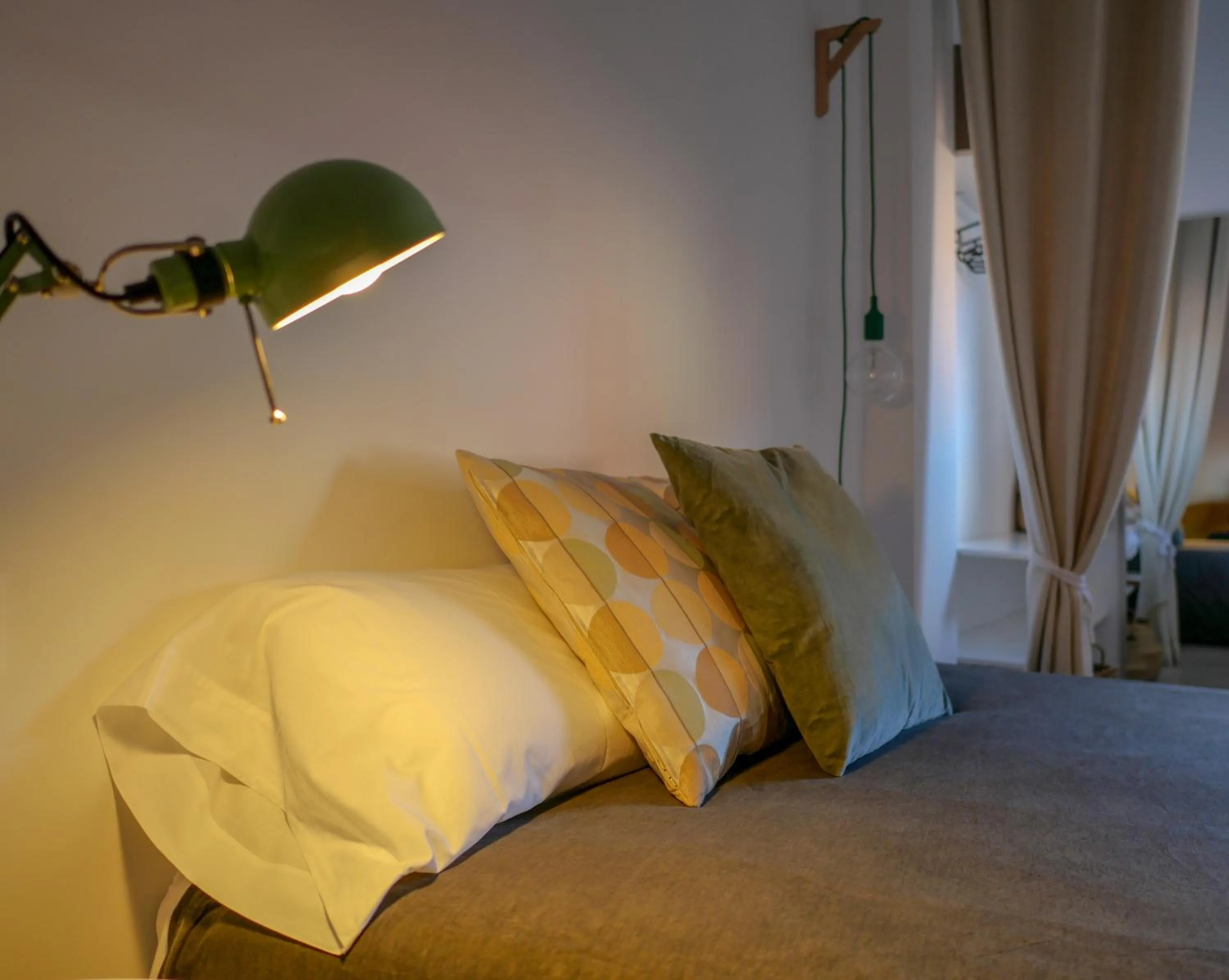 Bed in Luxury Apartment Stancesvic