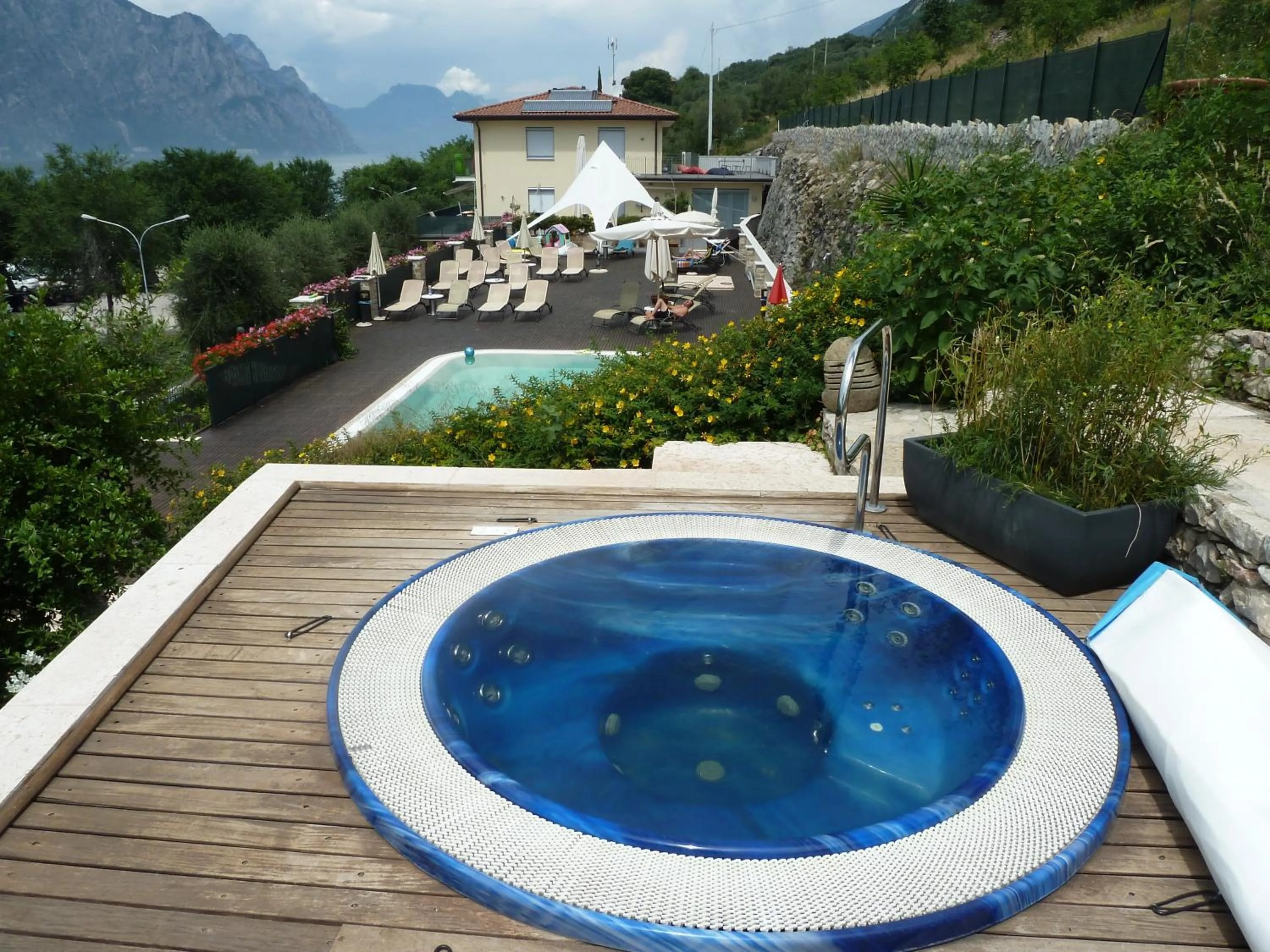 Hot Tub in Villa Treccani Apartments