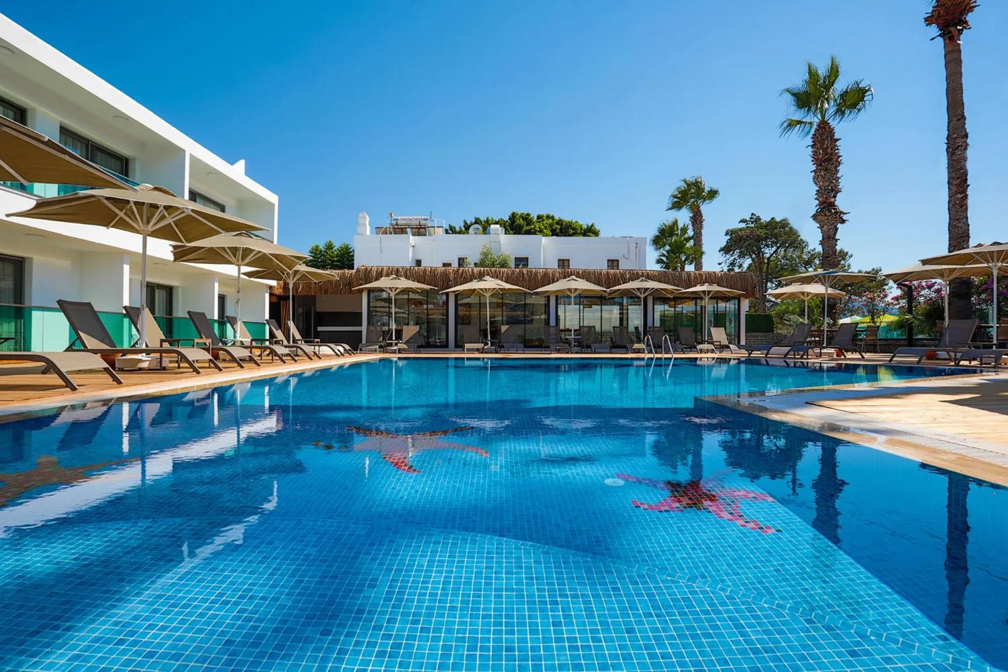 Swimming pool in Yalıpark Beach Hotel