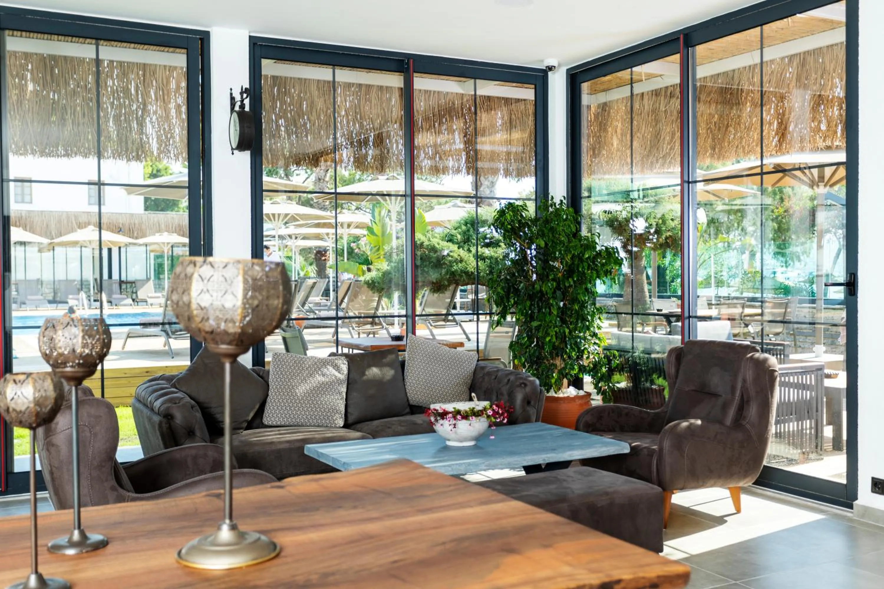 Communal lounge/ TV room in Yalıpark Beach Hotel