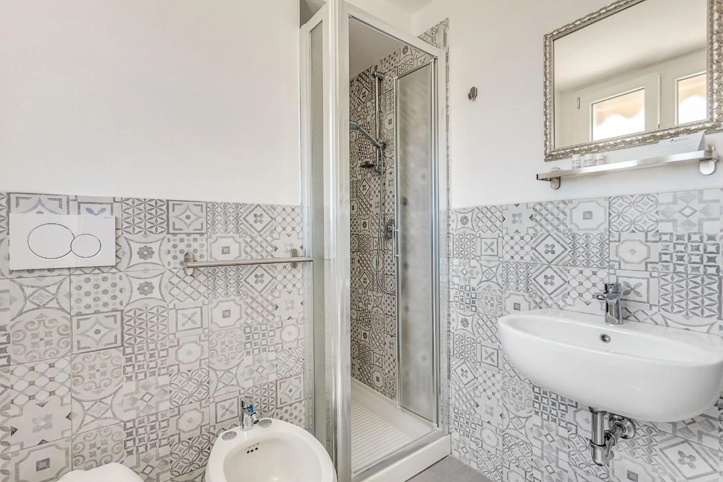 Shower in Hotel Blues