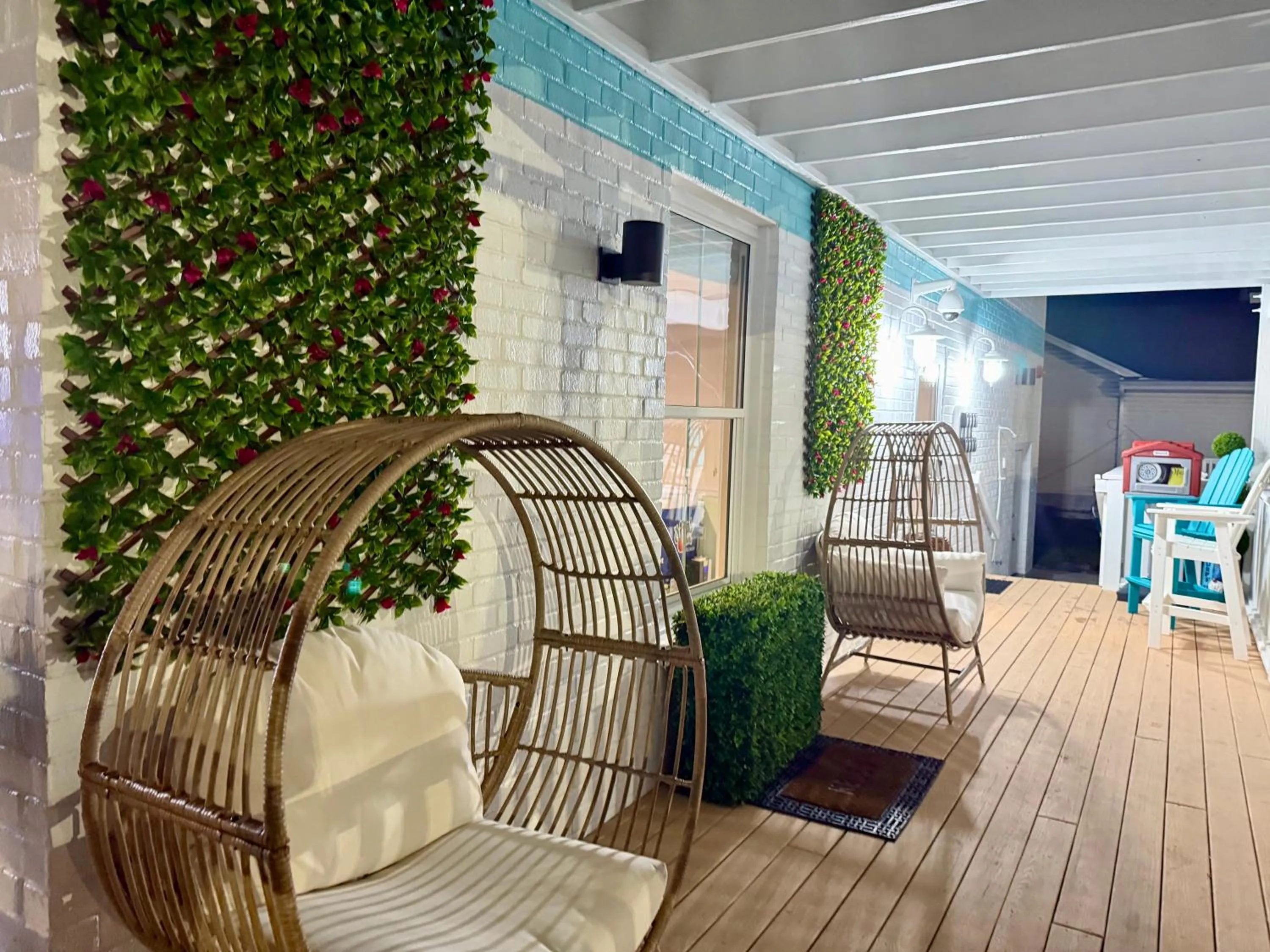 NEW 2026-Ocean Sands Beach Boutique Inn-Sauna and Salt-Mineral Pool -Free Beach Bikes and Famous Beach- Fresh Baked Cookies and Popcorn - Bathrobes and Sunscreen in all rooms-Ultra Sparkling-Free Laundry- 4 Grand Black Beds-Call NOW & Save-1-252-AHA-SAND