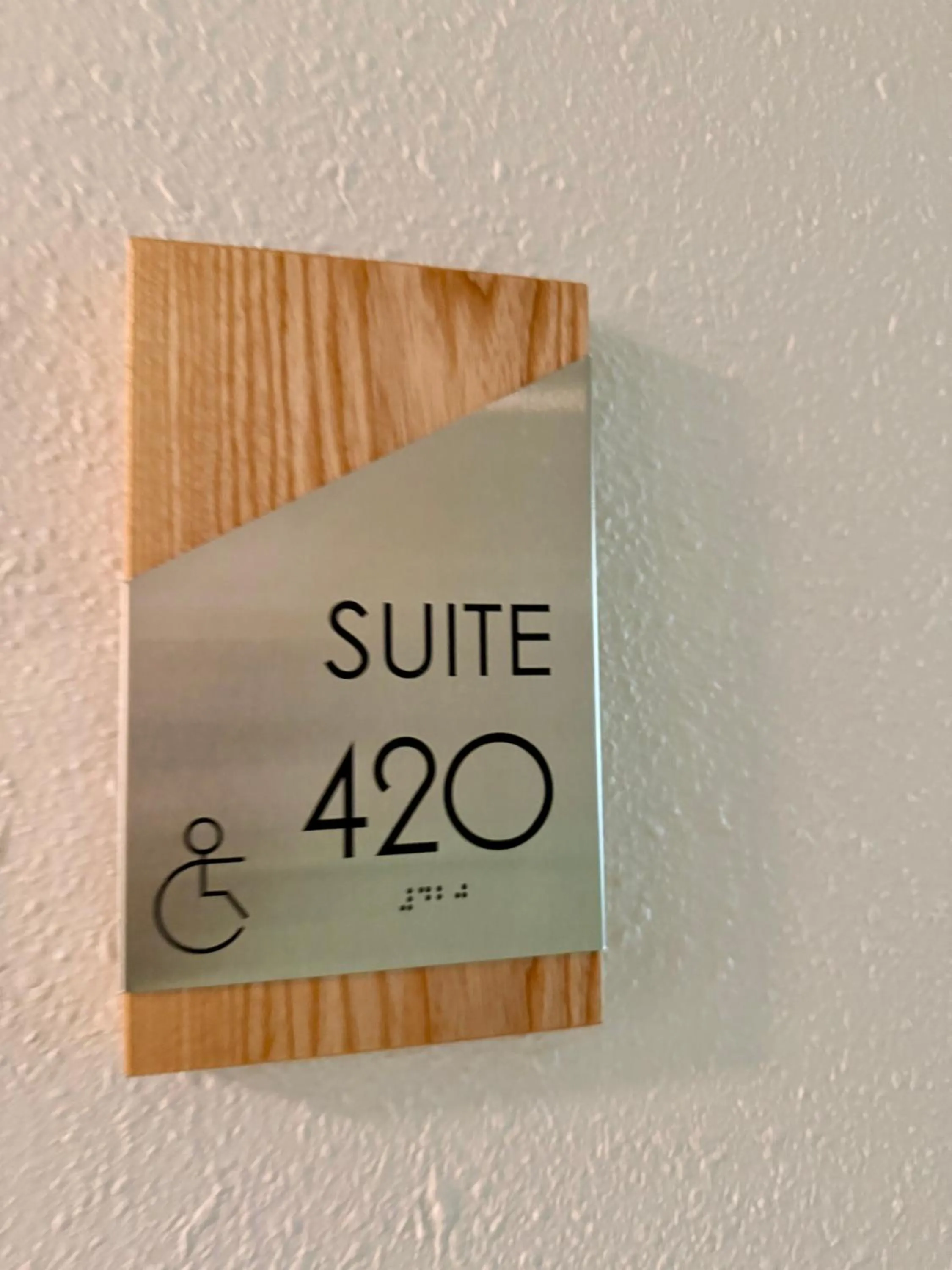 NEW 2026-Ocean Sands Beach Boutique Inn-Sauna and Salt-Mineral Pool -Free Beach Bikes and Famous Beach- Fresh Baked Cookies and Popcorn - Bathrobes and Sunscreen in all rooms-Ultra Sparkling-Free Laundry- 4 Grand Black Beds-Call NOW & Save-1-252-AHA-SAND