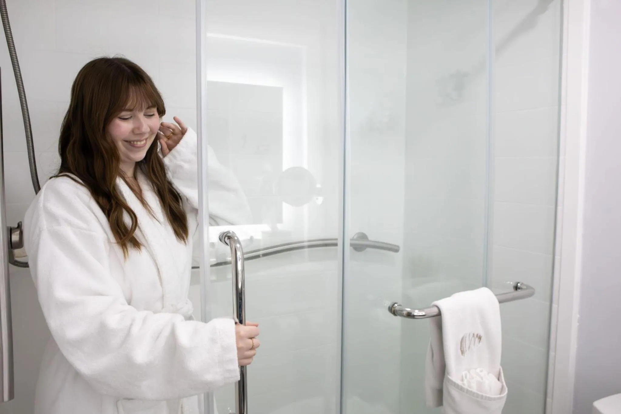 NEW 2026-Ocean Sands Beach Boutique Inn-Sauna and Salt-Mineral Pool -Free Beach Bikes and Famous Beach- Fresh Baked Cookies and Popcorn - Bathrobes and Sunscreen in all rooms-Ultra Sparkling-Free Laundry- 4 Grand Black Beds-Call NOW & Save-1-252-AHA-SAND