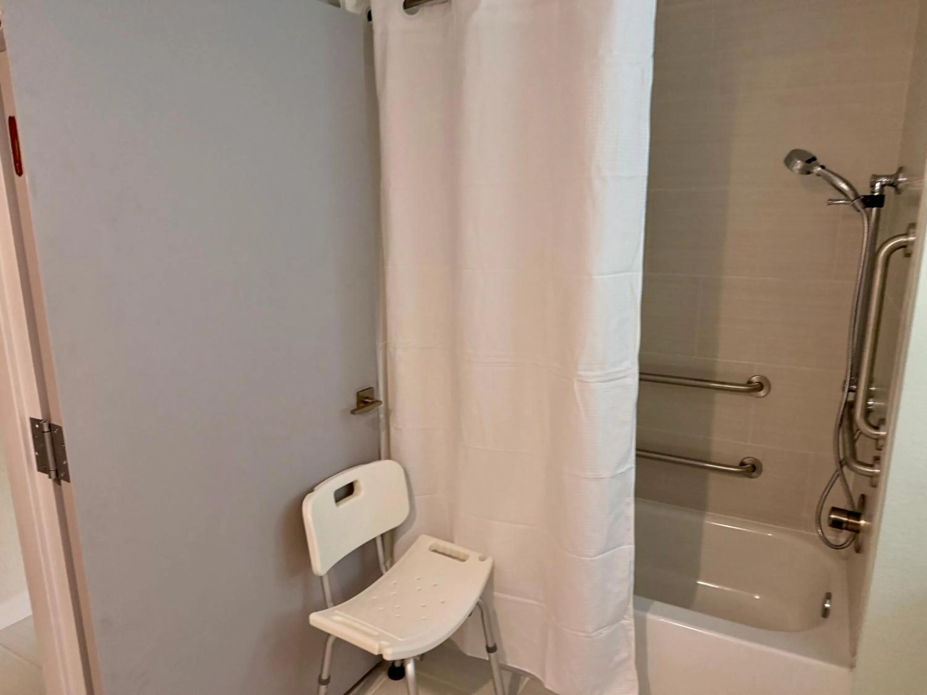 NEW 2026-Ocean Sands Beach Boutique Inn-Sauna and Salt-Mineral Pool -Free Beach Bikes and Famous Beach- Fresh Baked Cookies and Popcorn - Bathrobes and Sunscreen in all rooms-Ultra Sparkling-Free Laundry- 4 Grand Black Beds-Call NOW & Save-1-252-AHA-SAND