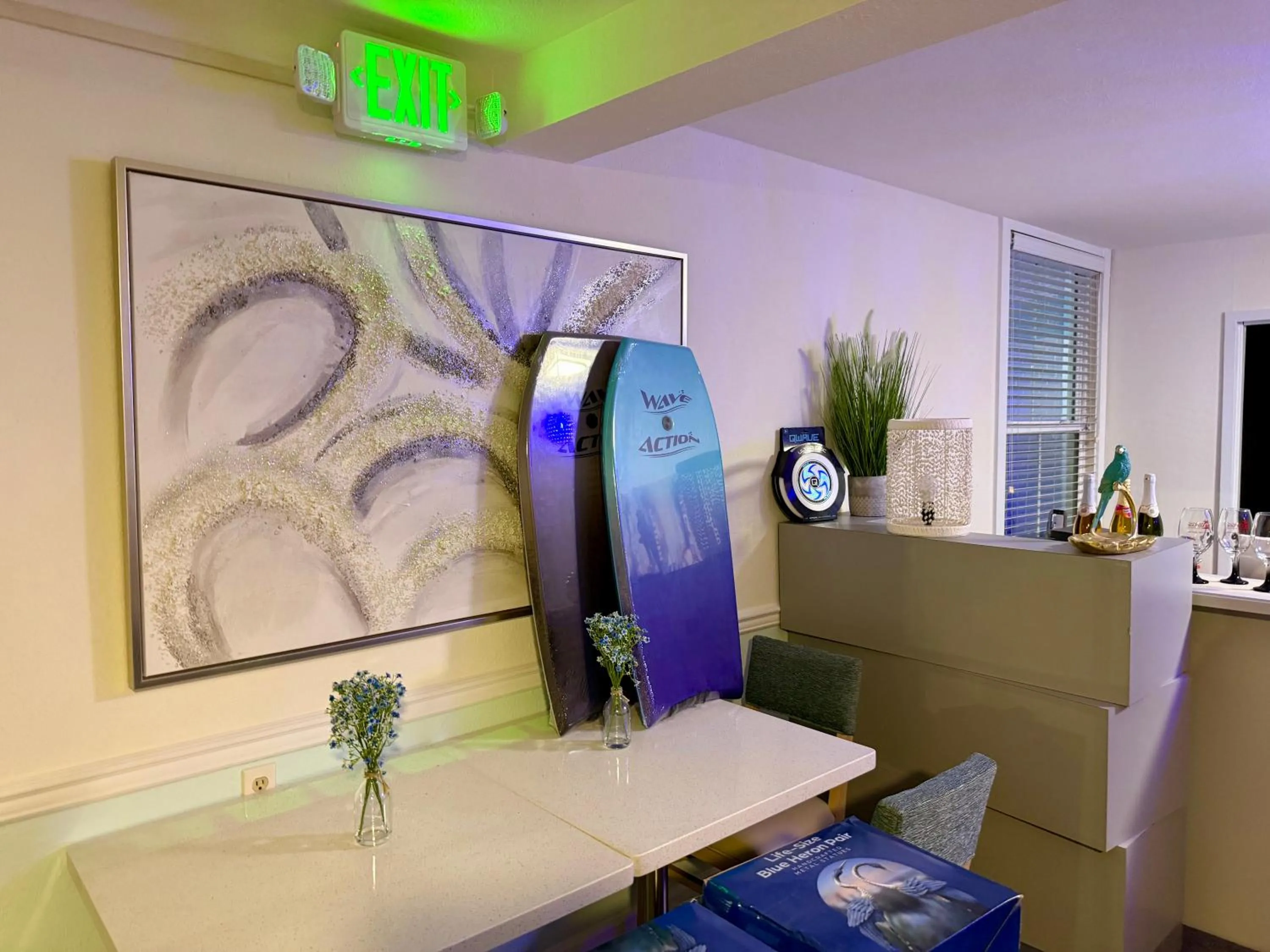 NEW 2026-Ocean Sands Beach Boutique Inn-Sauna and Salt-Mineral Pool -Free Beach Bikes and Famous Beach- Fresh Baked Cookies and Popcorn - Bathrobes and Sunscreen in all rooms-Ultra Sparkling-Free Laundry- 4 Grand Black Beds-Call NOW & Save-1-252-AHA-SAND