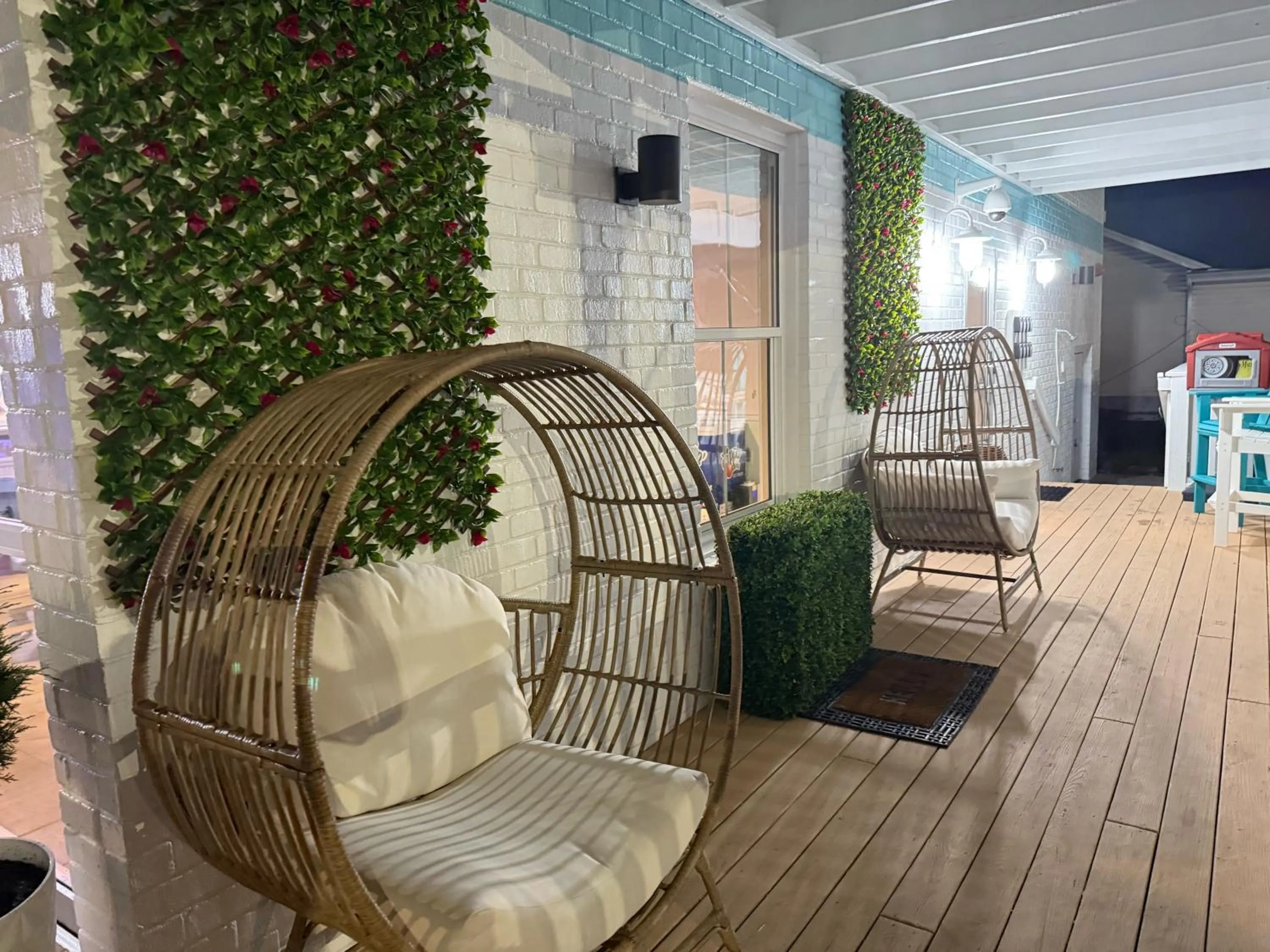 NEW 2026-Ocean Sands Beach Boutique Inn-Sauna and Salt-Mineral Pool -Free Beach Bikes and Famous Beach- Fresh Baked Cookies and Popcorn - Bathrobes and Sunscreen in all rooms-Ultra Sparkling-Free Laundry- 4 Grand Black Beds-Call NOW & Save-1-252-AHA-SAND