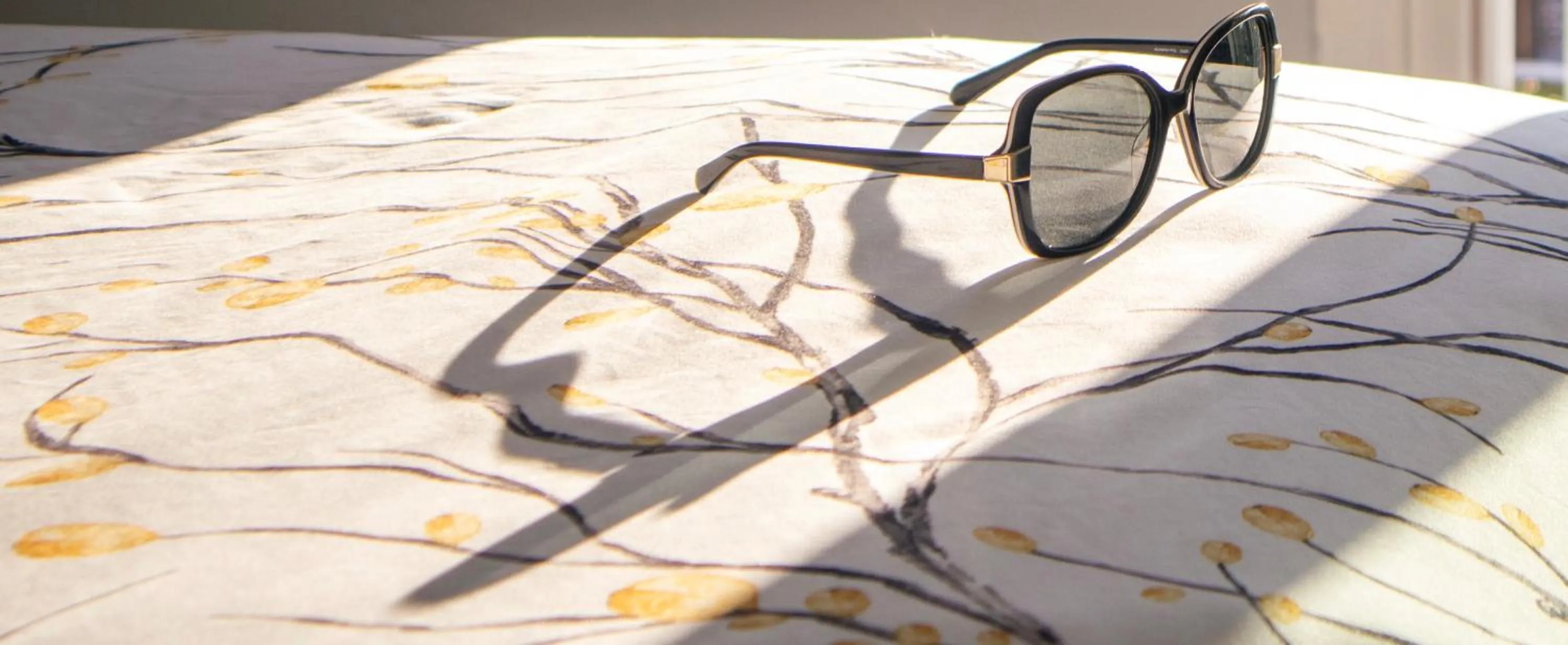 Bed in NEW 2026-Ocean Sands Beach Boutique Inn-Sauna and Salt-Mineral Pool -Free Beach Bikes and Famous Beach- Fresh Baked Cookies and Popcorn - Bathrobes and Sunscreen in all rooms-Ultra Sparkling-Free Laundry- 4 Grand Black Beds-Call NOW & Save-1-252-AHA-SAND