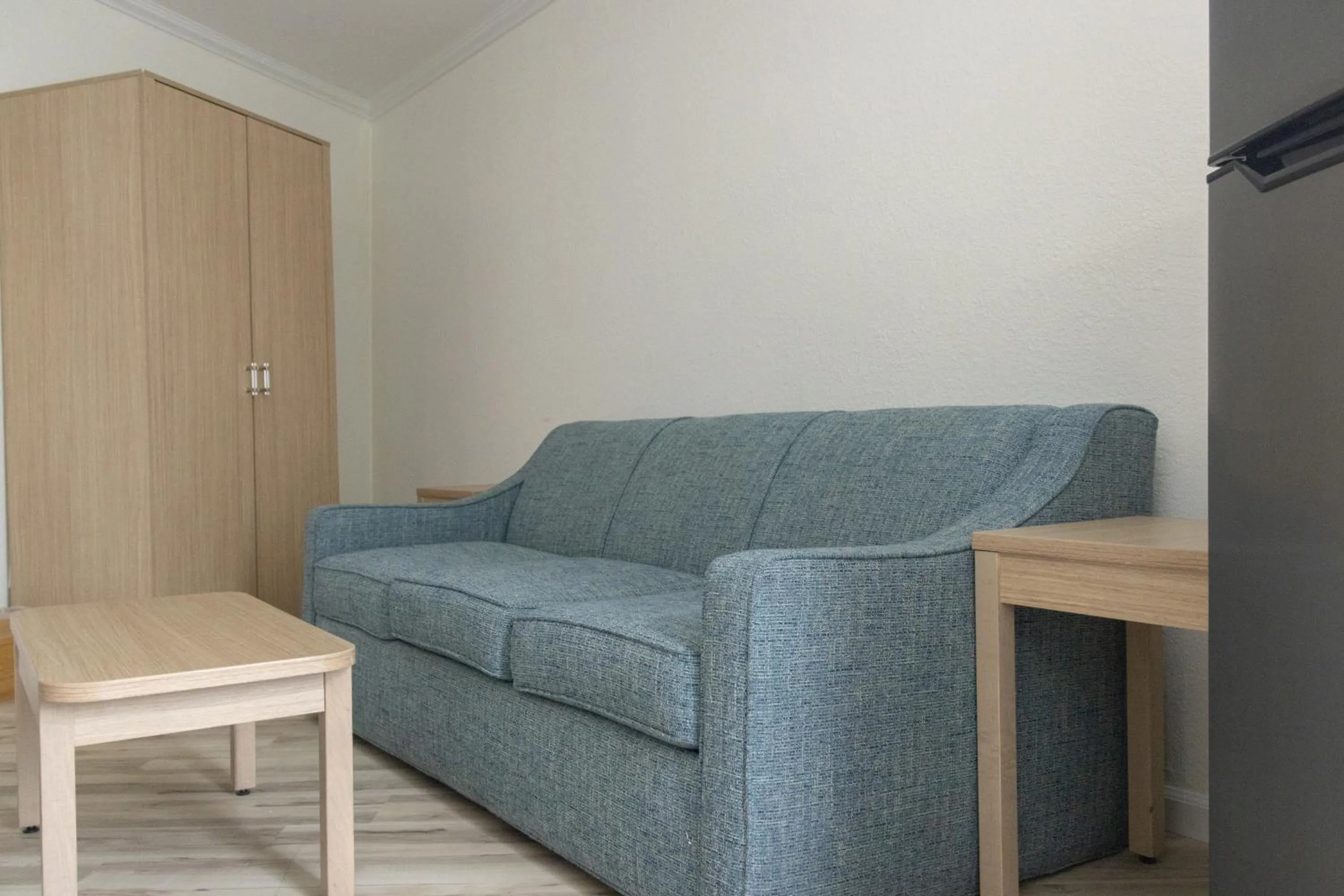 NEW 2026-Ocean Sands Beach Boutique Inn-Sauna and Salt-Mineral Pool -Free Beach Bikes and Famous Beach- Fresh Baked Cookies and Popcorn - Bathrobes and Sunscreen in all rooms-Ultra Sparkling-Free Laundry- 4 Grand Black Beds-Call NOW & Save-1-252-AHA-SAND