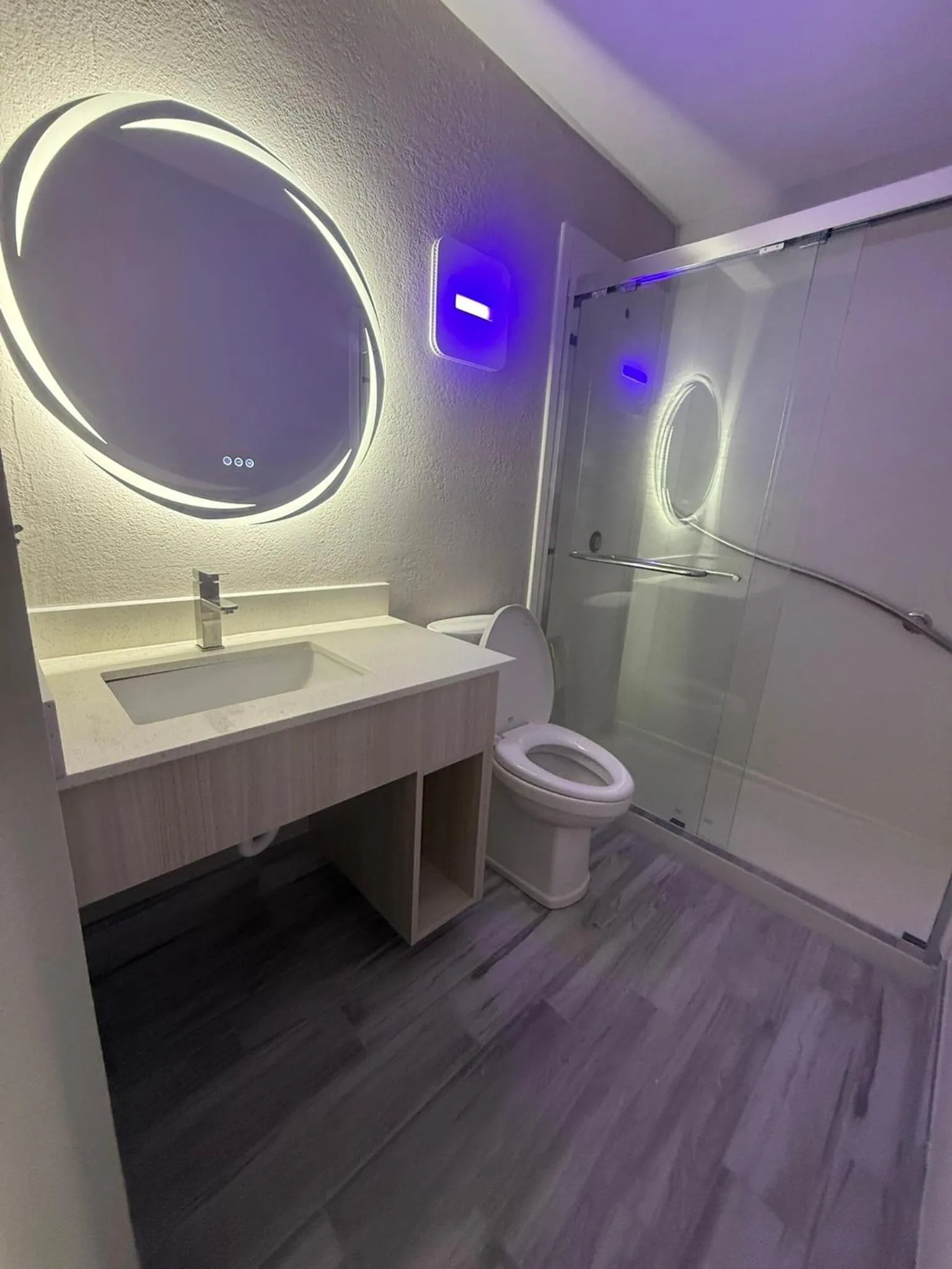 NEW 2026-Ocean Sands Beach Boutique Inn-Sauna and Salt-Mineral Pool -Free Beach Bikes and Famous Beach- Fresh Baked Cookies and Popcorn - Bathrobes and Sunscreen in all rooms-Ultra Sparkling-Free Laundry- 4 Grand Black Beds-Call NOW & Save-1-252-AHA-SAND