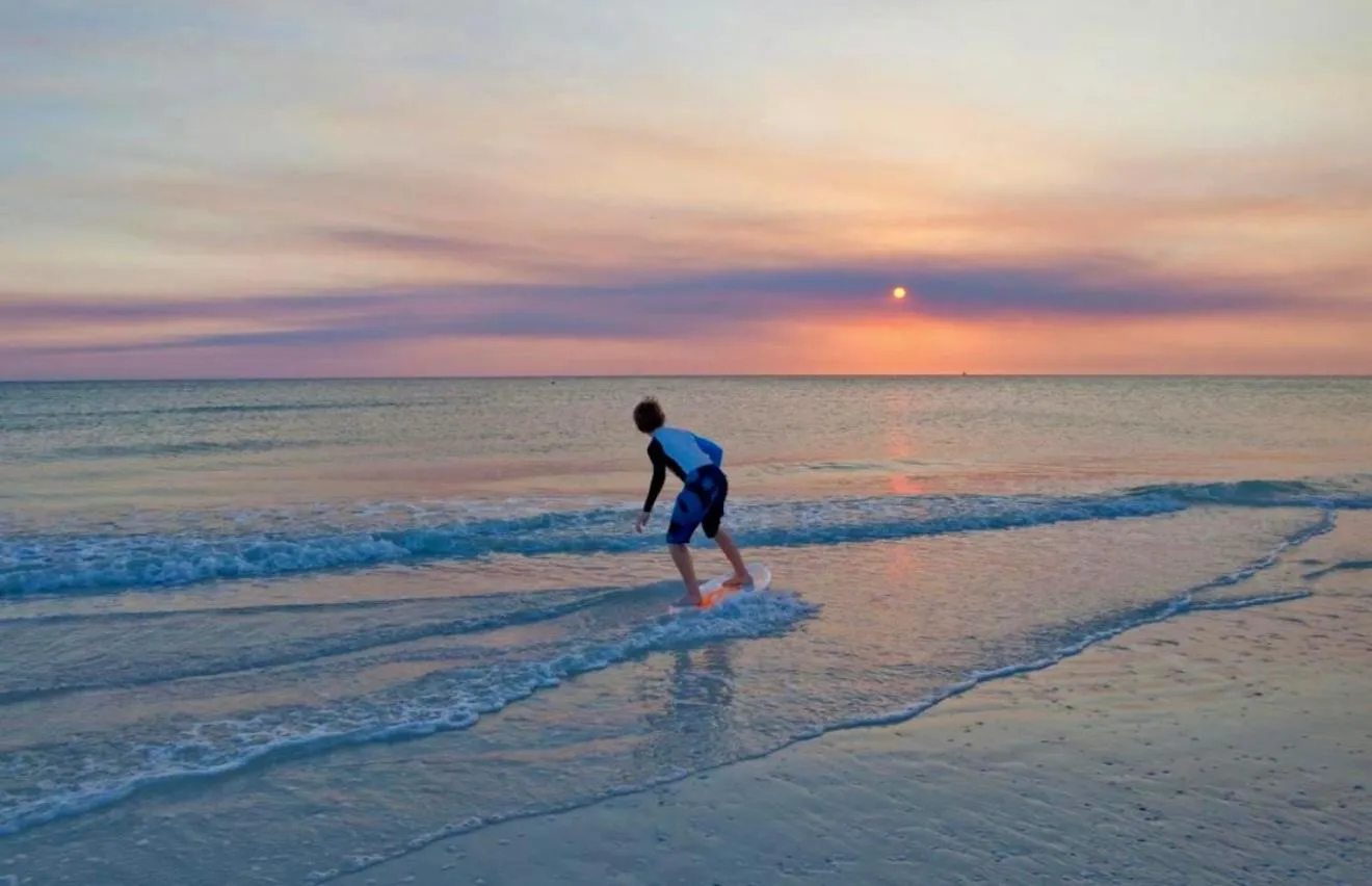 NEW 2026-Ocean Sands Beach Boutique Inn-Sauna and Salt-Mineral Pool -Free Beach Bikes and Famous Beach- Fresh Baked Cookies and Popcorn - Bathrobes and Sunscreen in all rooms-Ultra Sparkling-Free Laundry- 4 Grand Black Beds-Call NOW & Save-1-252-AHA-SAND