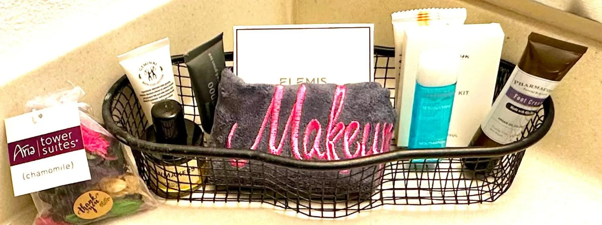 NEW 2026-Ocean Sands Beach Boutique Inn-Sauna and Salt-Mineral Pool -Free Beach Bikes and Famous Beach- Fresh Baked Cookies and Popcorn - Bathrobes and Sunscreen in all rooms-Ultra Sparkling-Free Laundry- 4 Grand Black Beds-Call NOW & Save-1-252-AHA-SAND