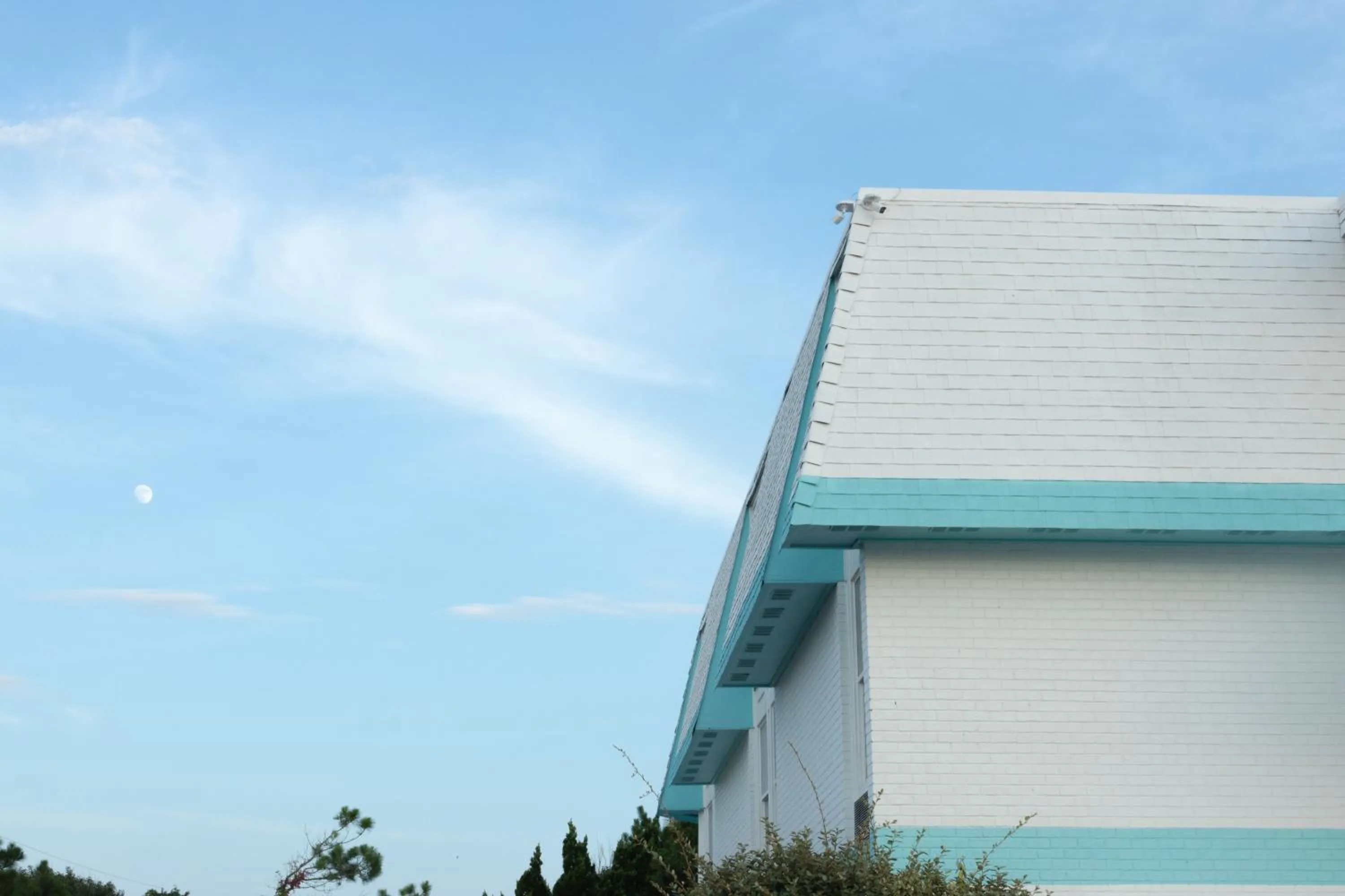 NEW 2026-Ocean Sands Beach Boutique Inn-Sauna and Salt-Mineral Pool -Free Beach Bikes and Famous Beach- Fresh Baked Cookies and Popcorn - Bathrobes and Sunscreen in all rooms-Ultra Sparkling-Free Laundry- 4 Grand Black Beds-Call NOW & Save-1-252-AHA-SAND