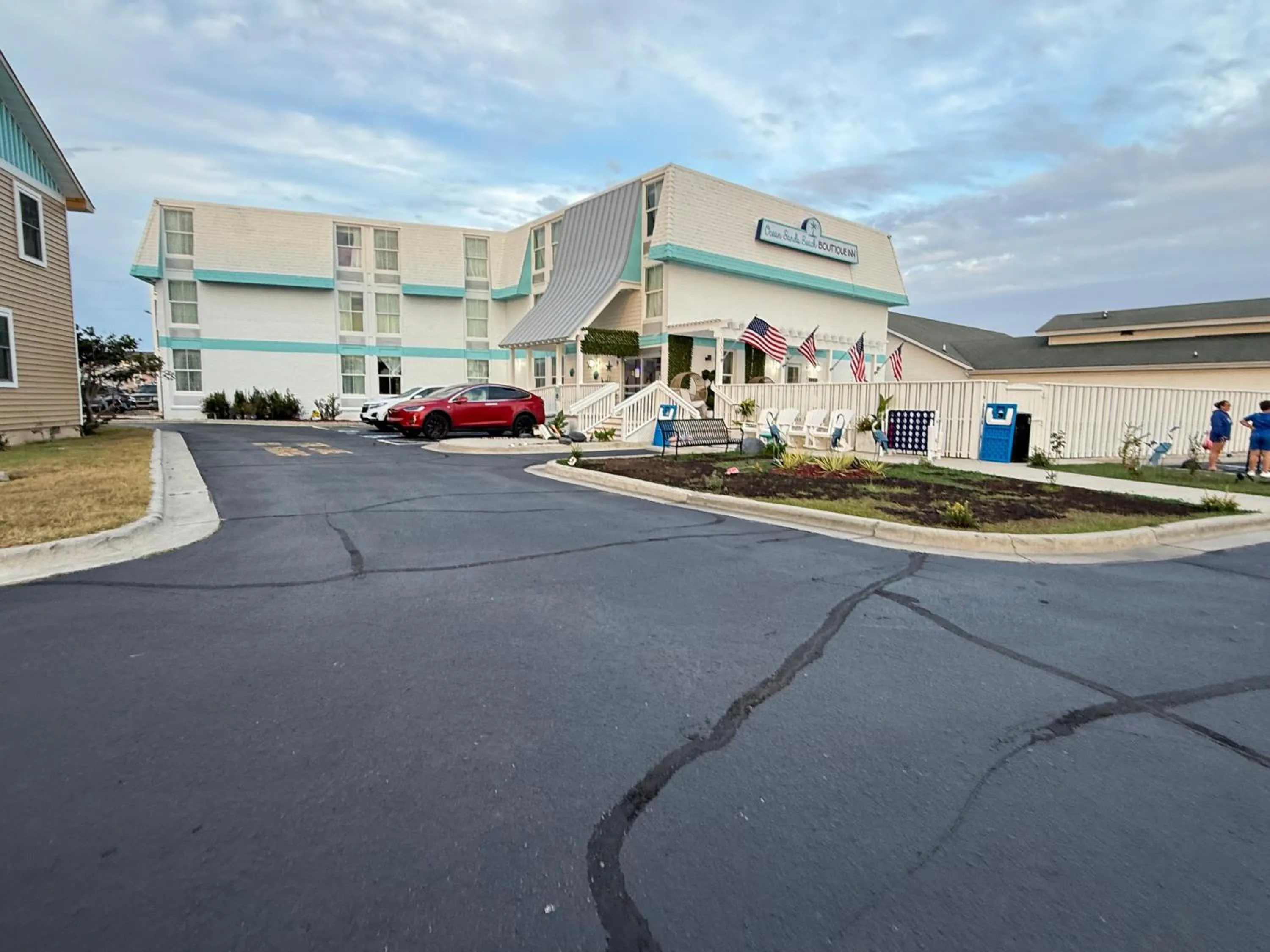 NEW 2026-Ocean Sands Beach Boutique Inn-Sauna and Salt-Mineral Pool -Free Beach Bikes and Famous Beach- Fresh Baked Cookies and Popcorn - Bathrobes and Sunscreen in all rooms-Ultra Sparkling-Free Laundry- 4 Grand Black Beds-Call NOW & Save-1-252-AHA-SAND