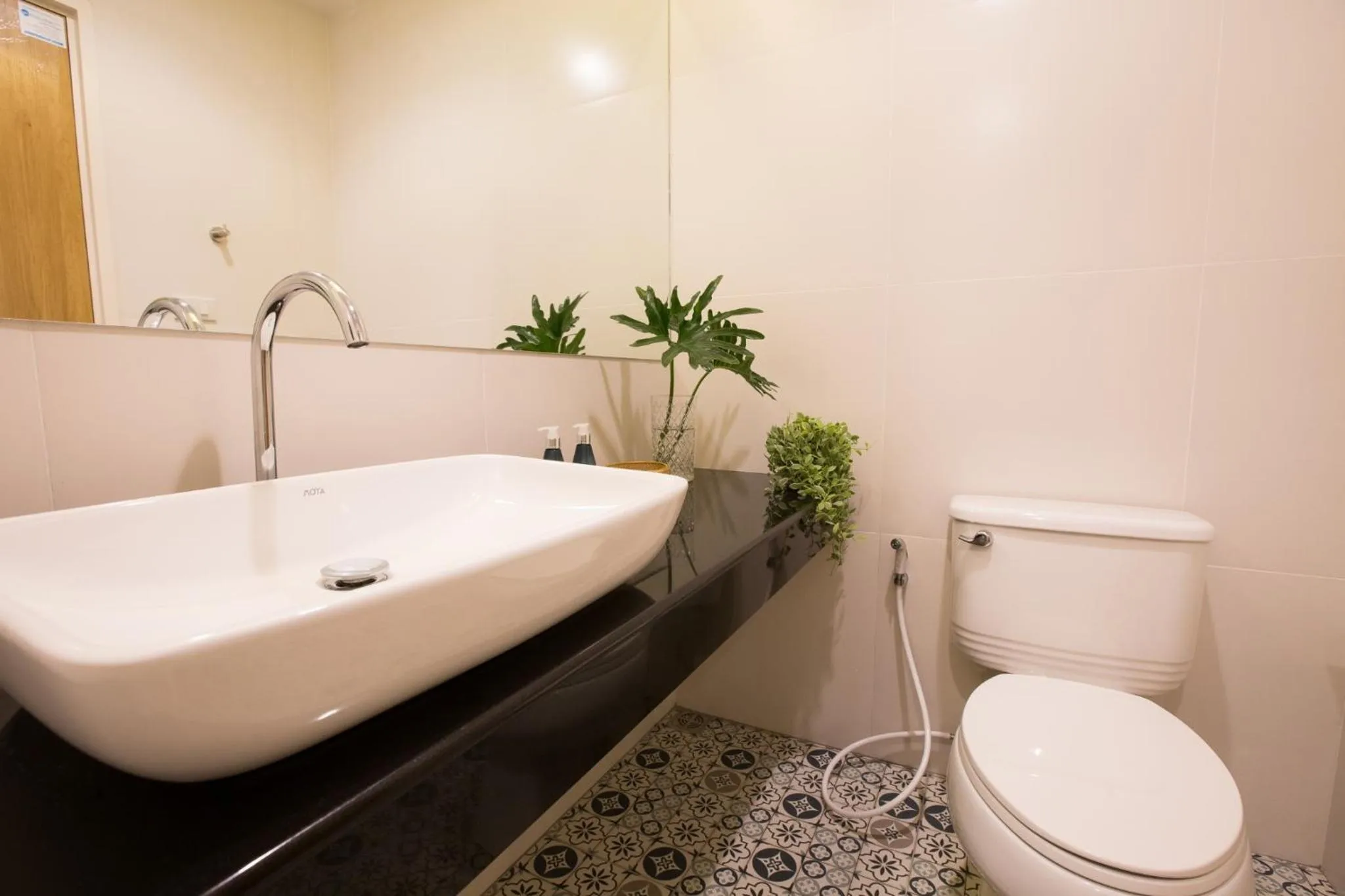 Toilet in DeeProm Pattaya Hotel