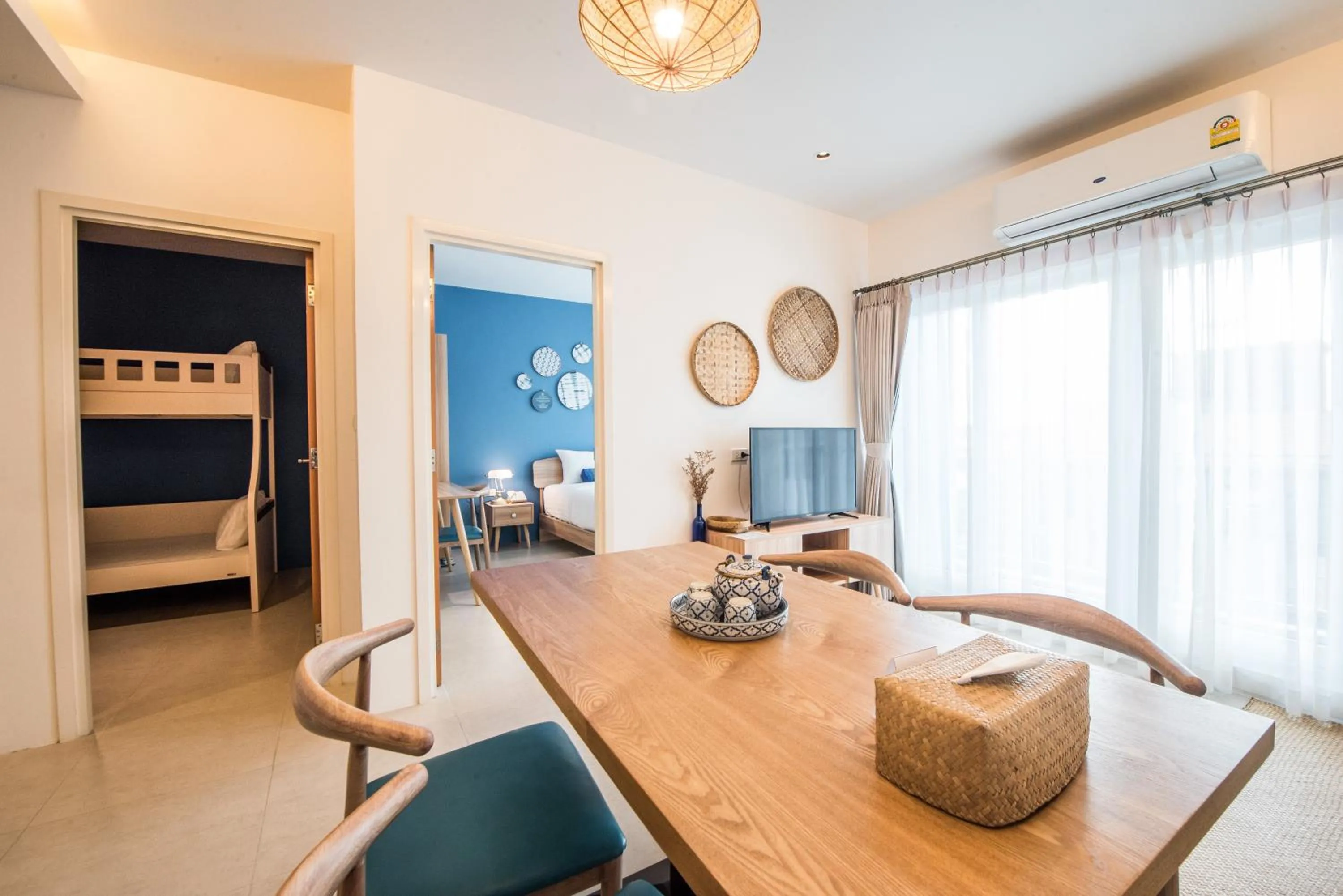 Living room, Bed in DeeProm Pattaya Hotel