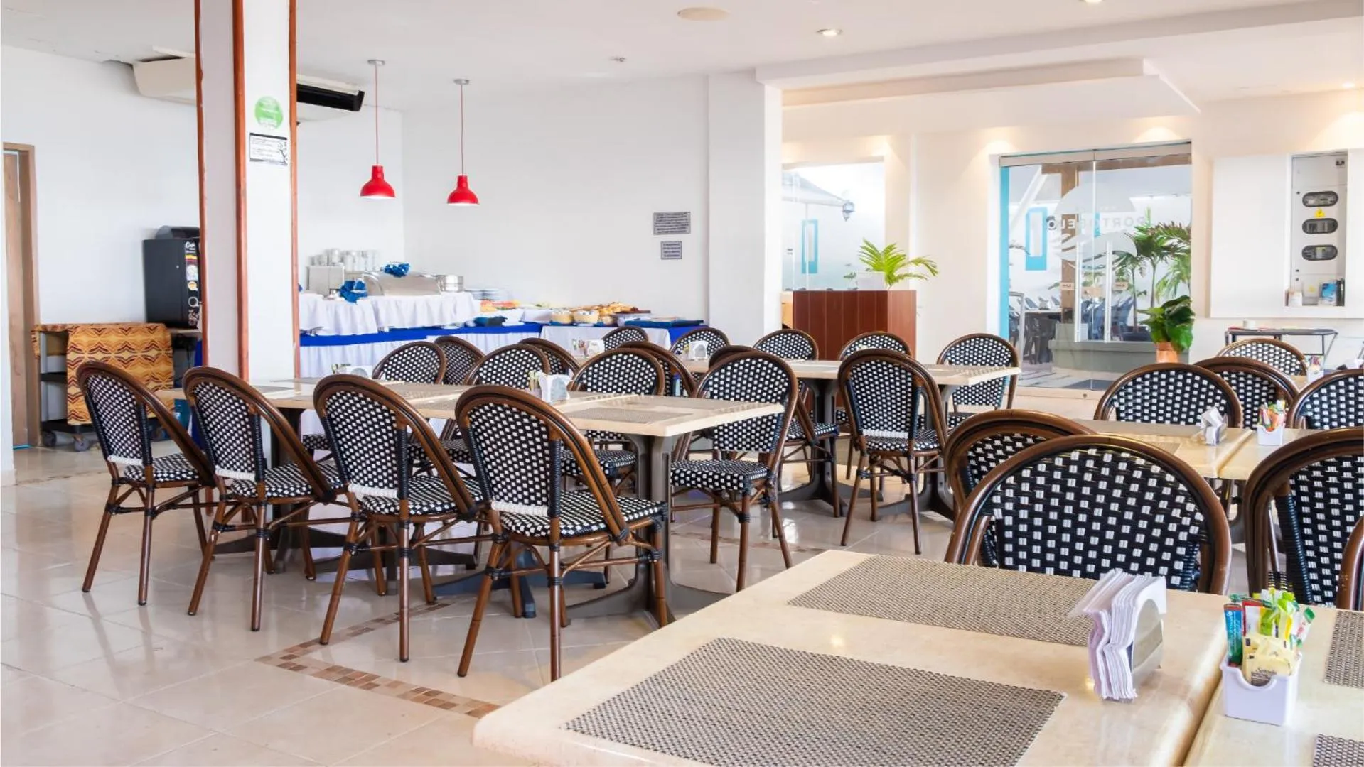 Restaurant/places to eat in Hotel Portobelo beach