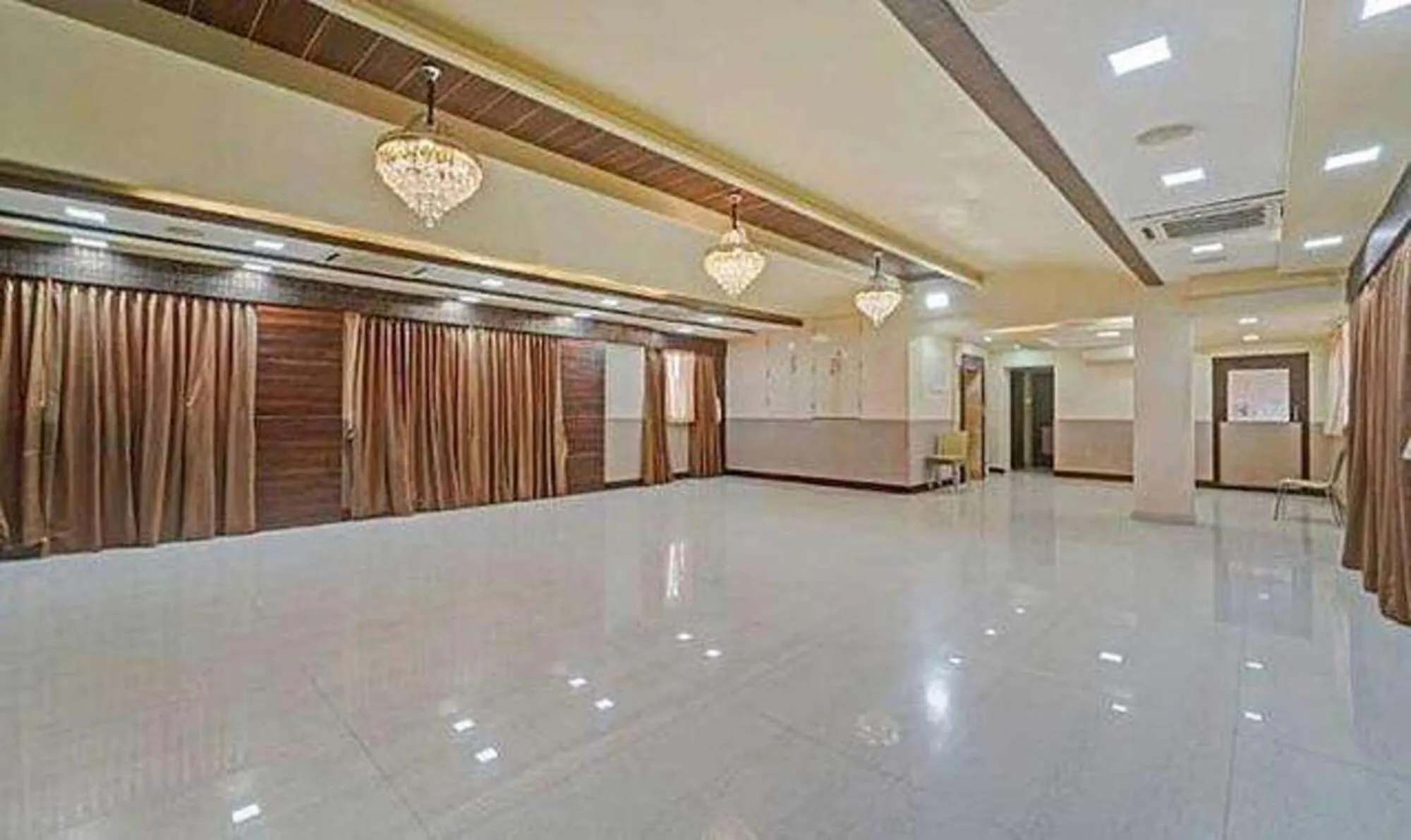 Banquet/Function facilities in Fabhotel Chennai Palace - Nr Chennai Beach Railway Station