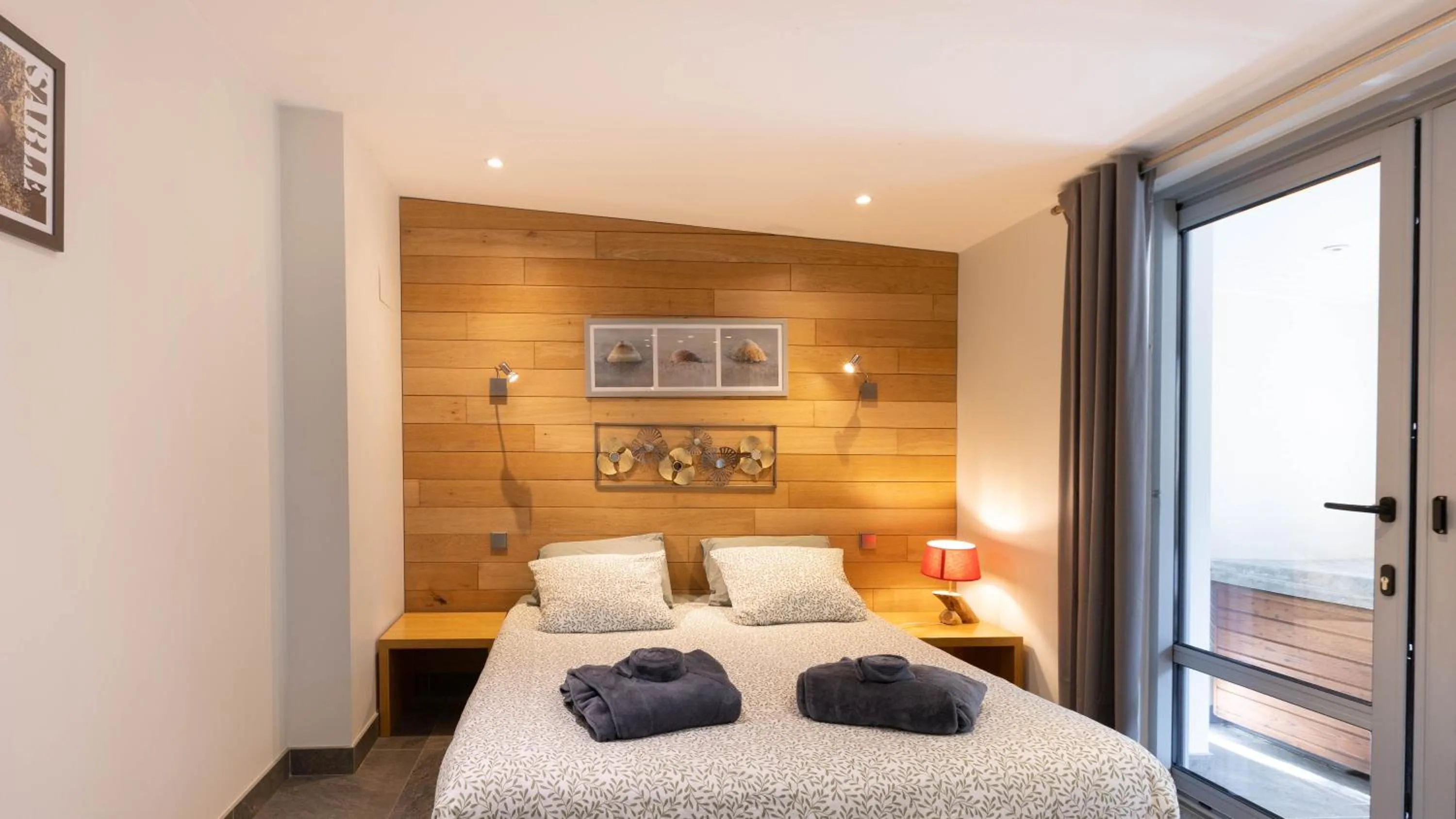 Bedroom, Bed in Chambres d'Hôtes et Suites à La Ferme de l'Oudon & SPA