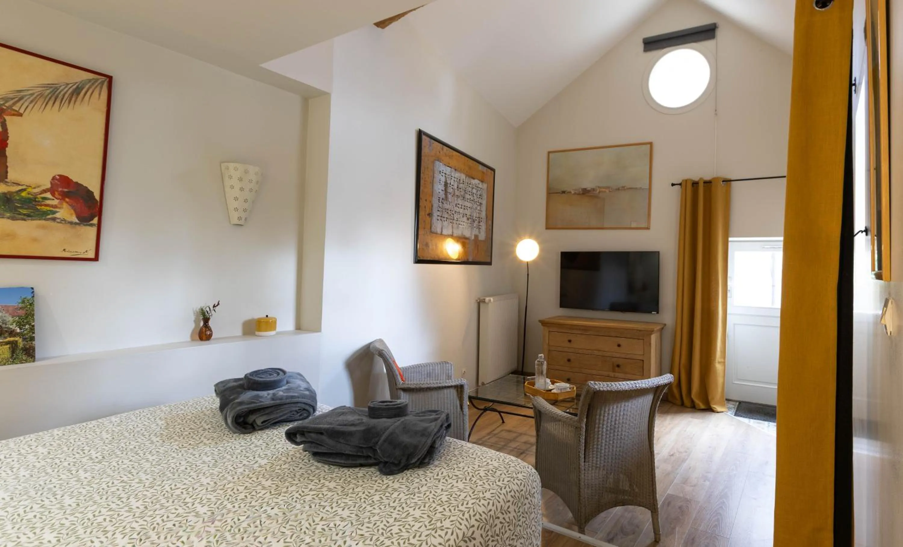 TV and multimedia, Bed in Chambres d'Hôtes et Suites à La Ferme de l'Oudon & SPA