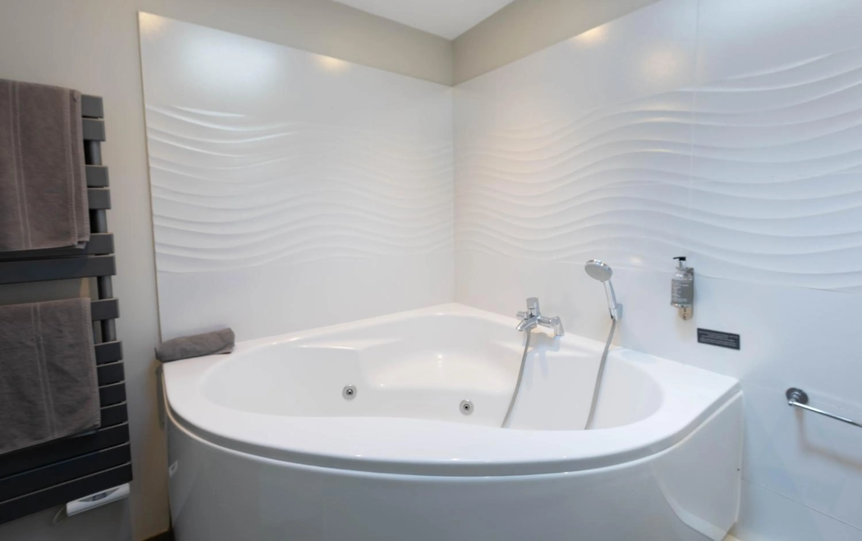 Hot Tub in Chambres d'Hôtes et Suites à La Ferme de l'Oudon & SPA