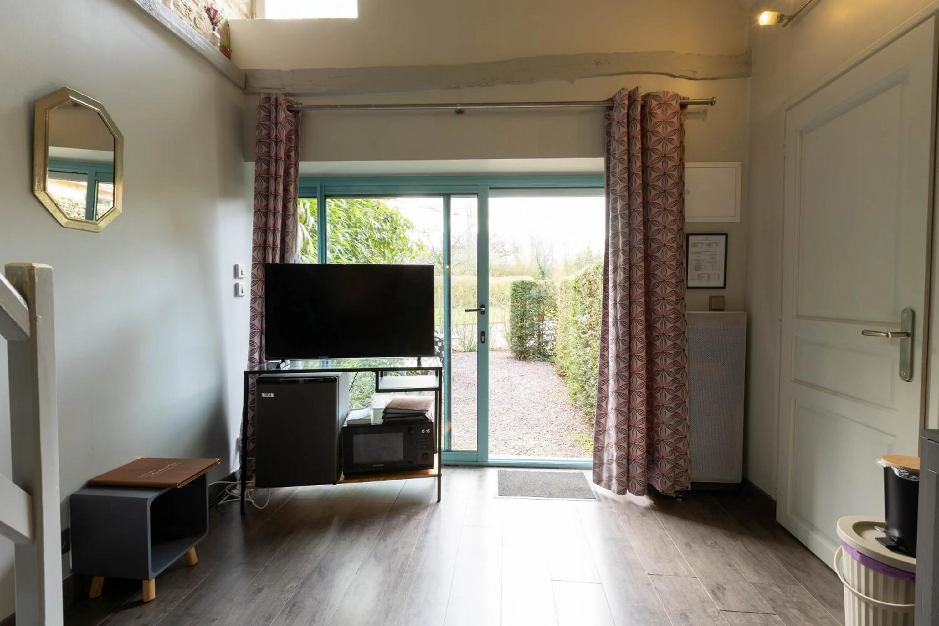 TV and multimedia in Chambres d'Hôtes et Suites à La Ferme de l'Oudon & SPA