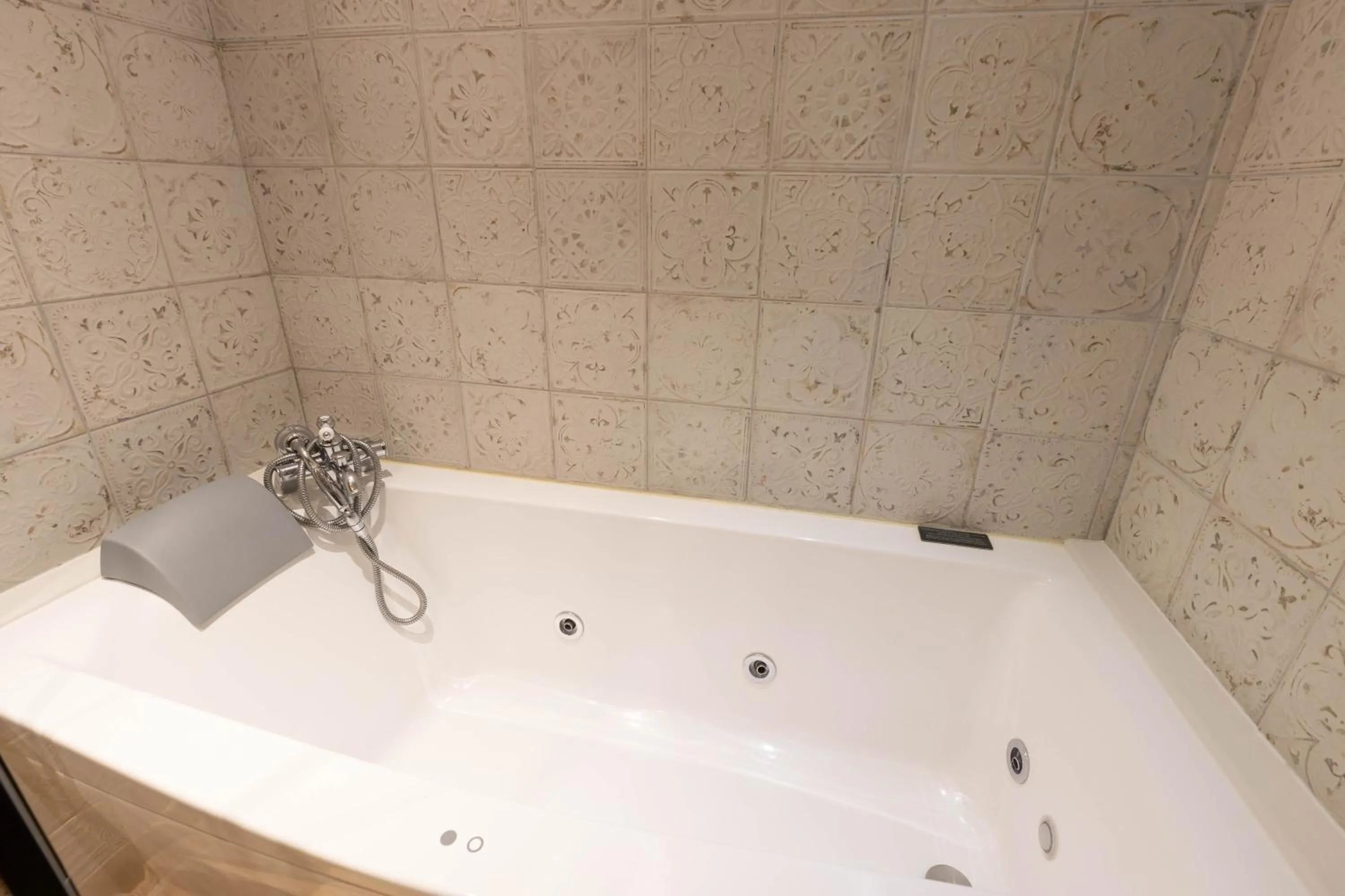 Hot Tub in Chambres d'Hôtes et Suites à La Ferme de l'Oudon & SPA