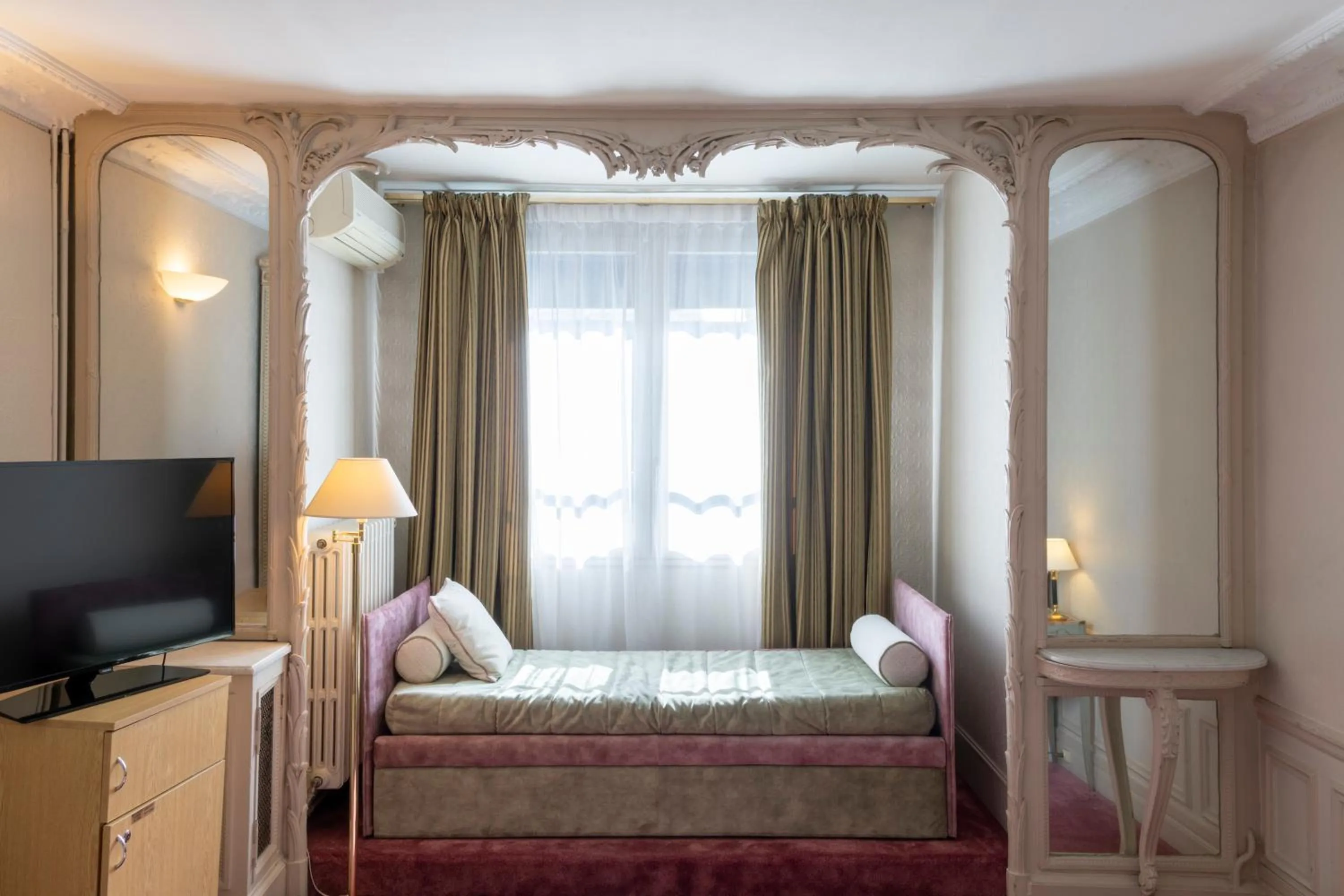 Decorative detail, Bed in Hôtel Langlois