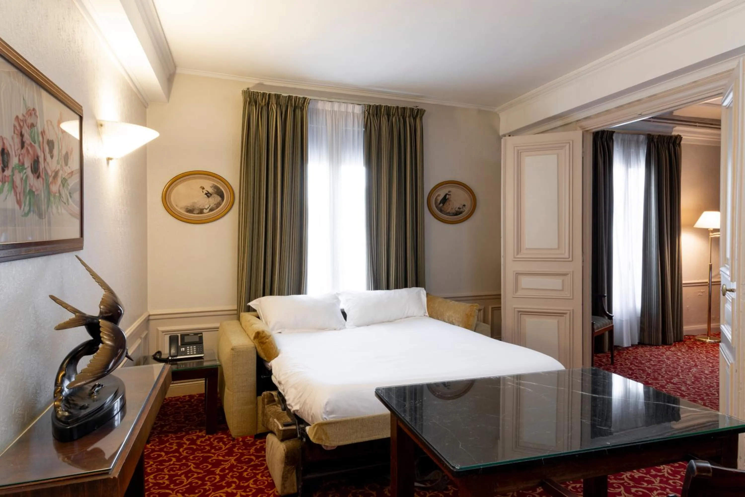 Living room, Bed in Hôtel Langlois