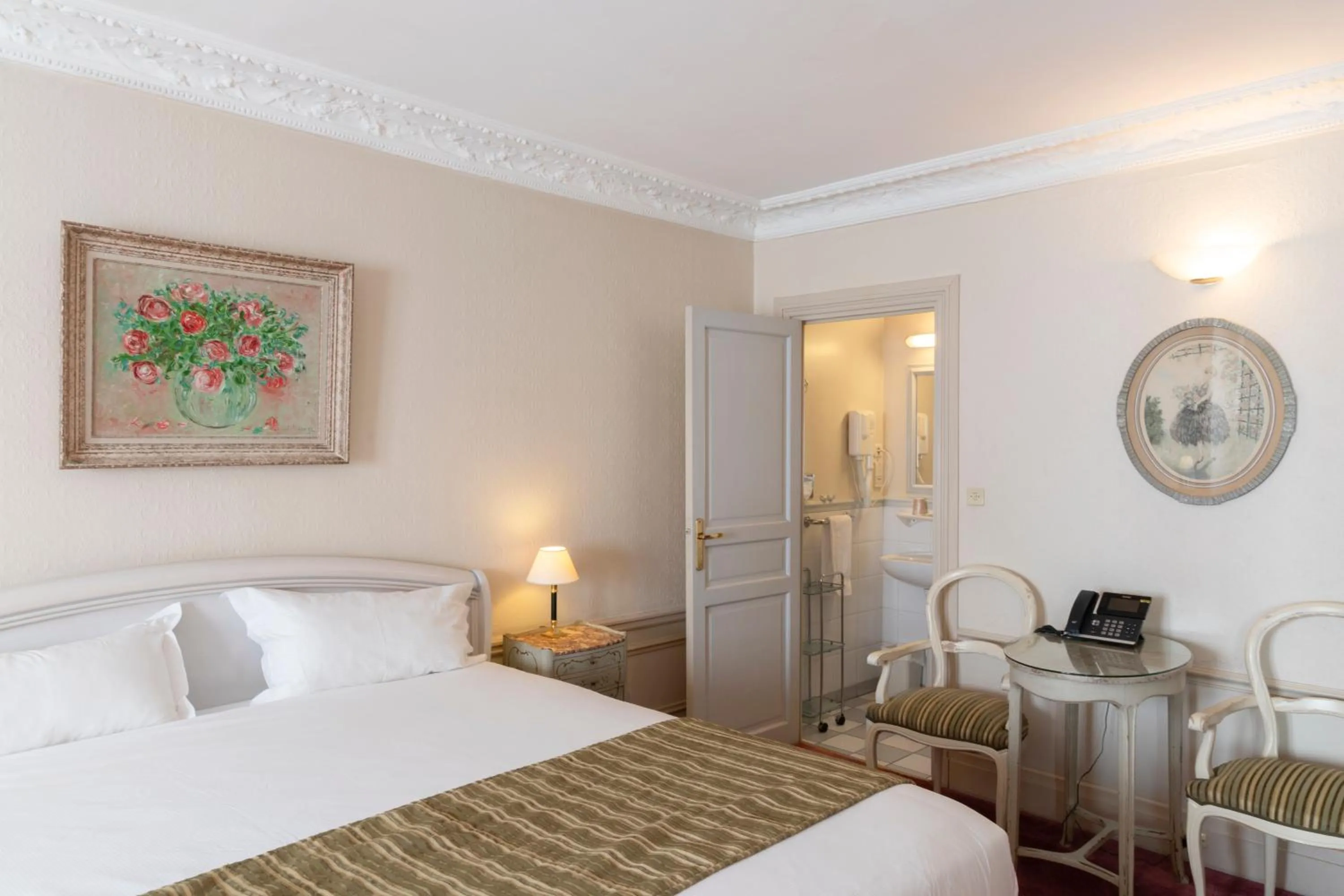 Photo of the whole room, Bed in Hôtel Langlois