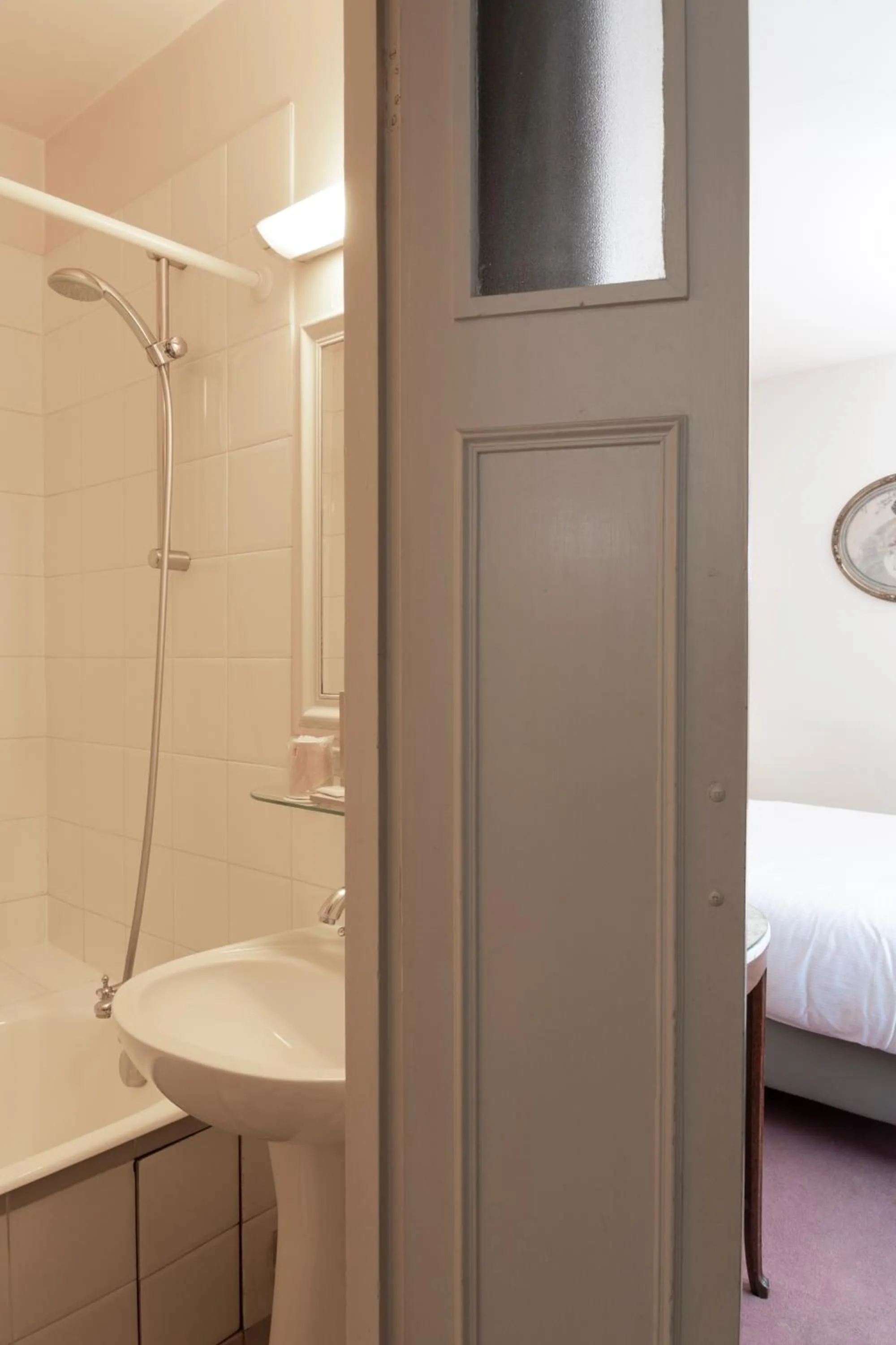 Bathroom, Bed in Hôtel Langlois