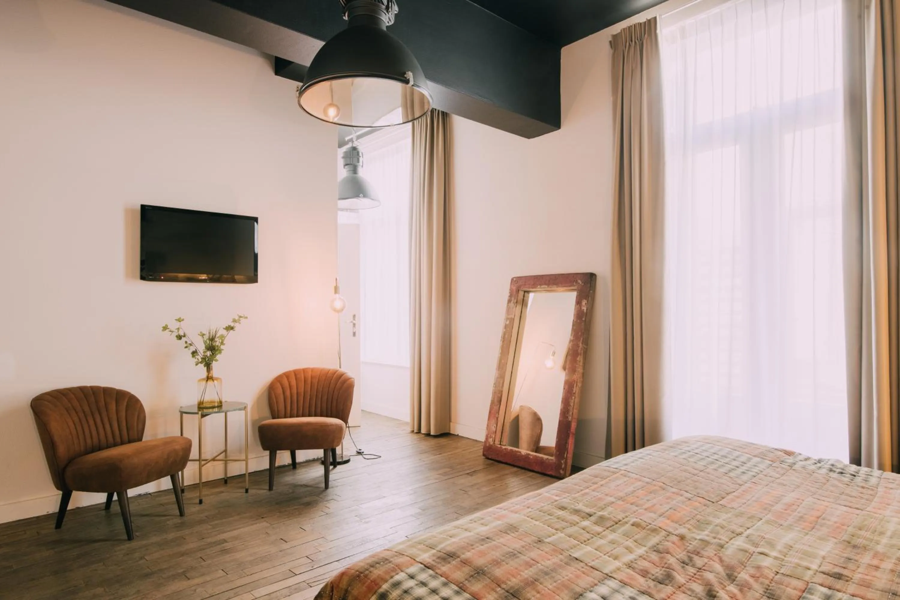 Bedroom, Bed in Hotel Trash Deluxe