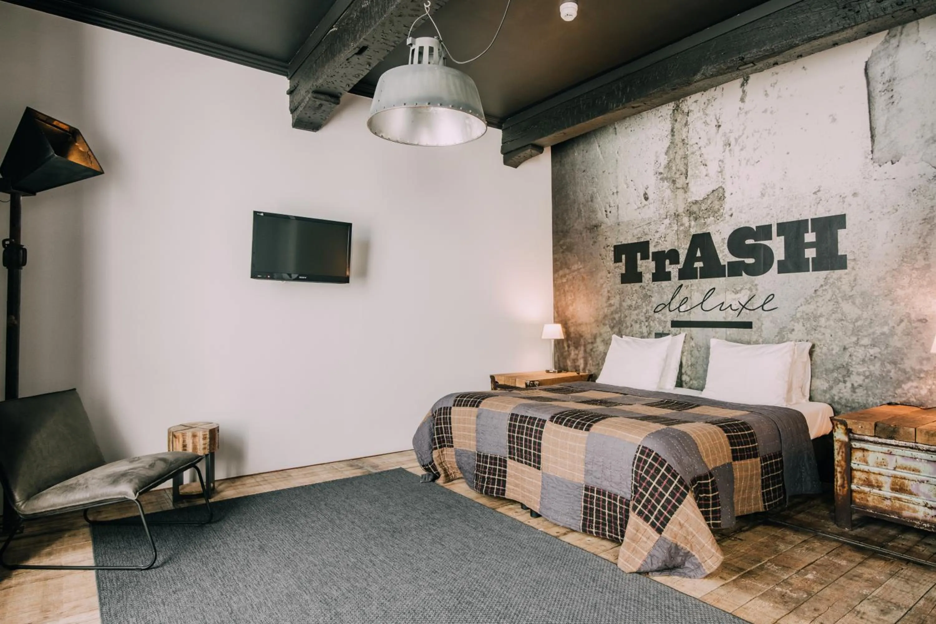 Photo of the whole room, Bed in Hotel Trash Deluxe