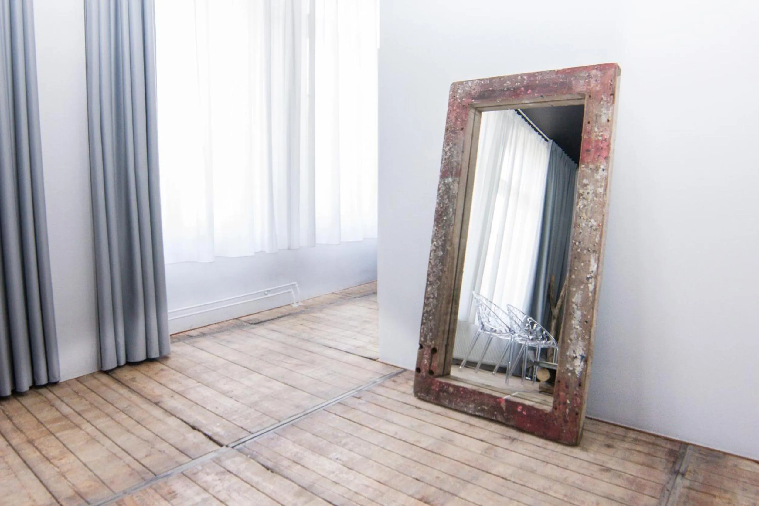 Shower in Hotel Trash Deluxe