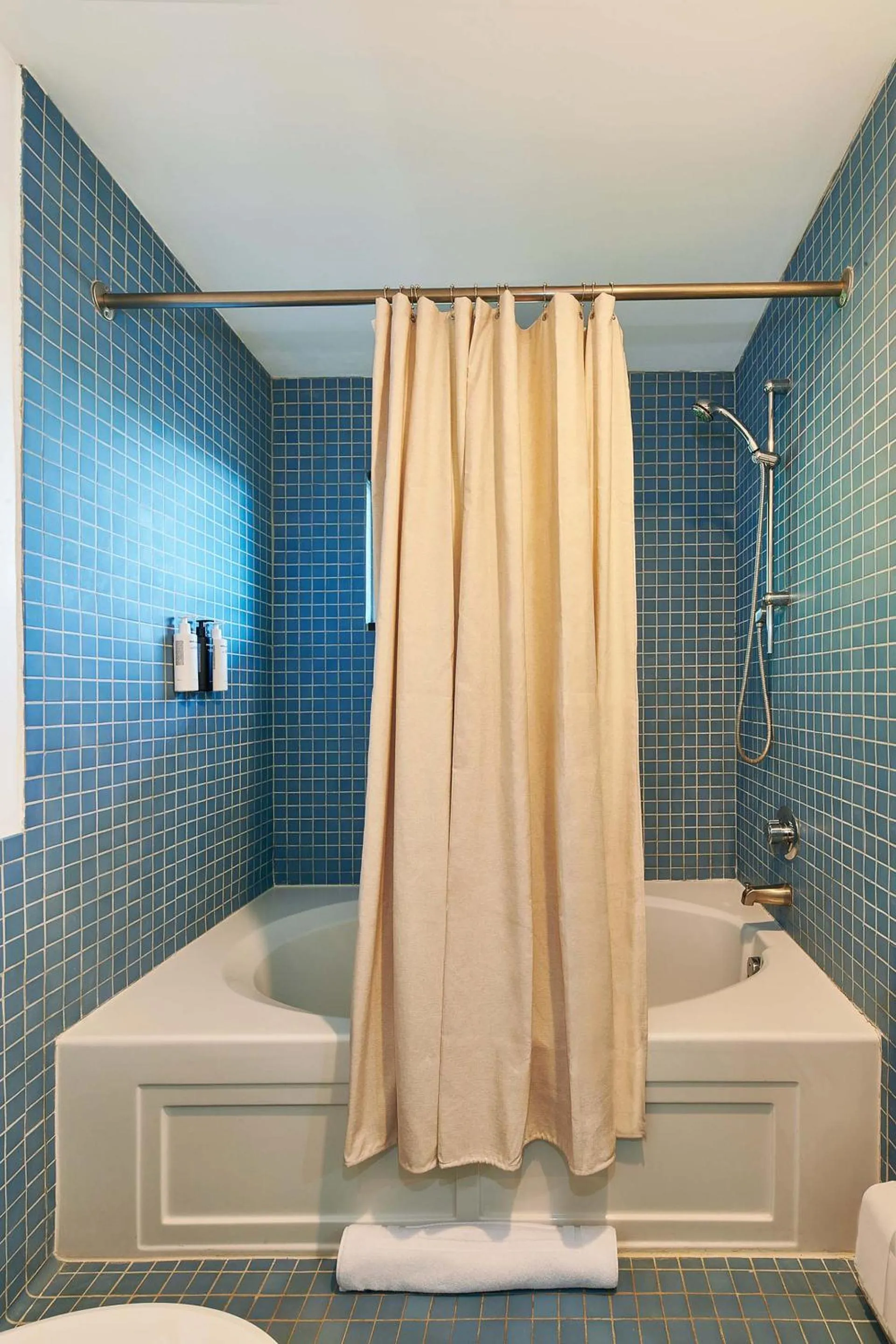 Shower in Greenporter Hotel