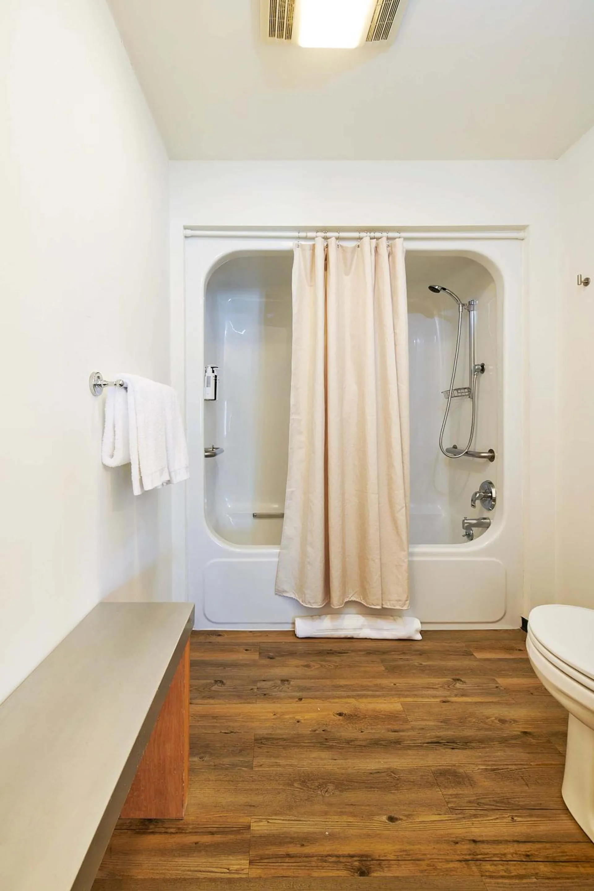 Shower in Greenporter Hotel