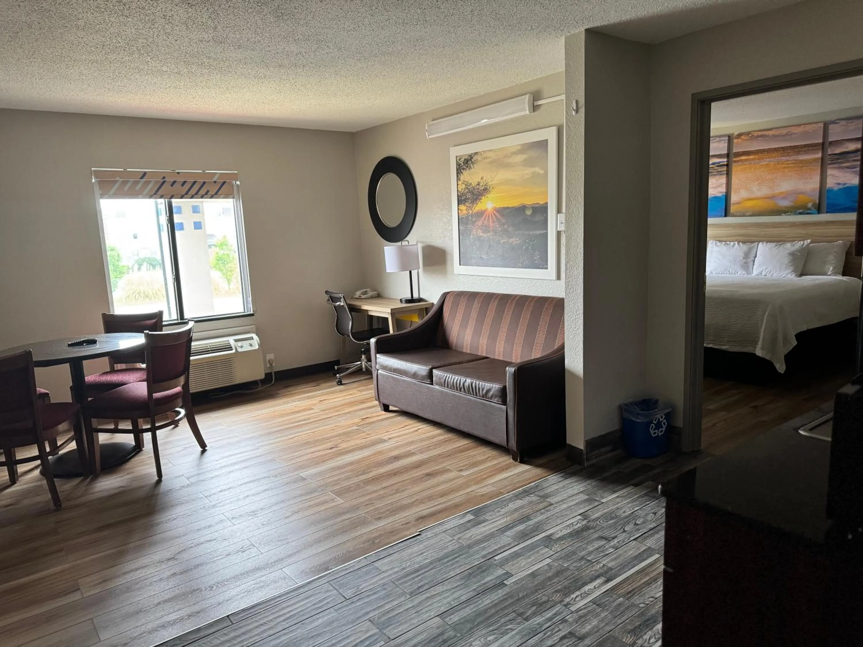 Living room, Bed in Days Inn by Wyndham Mauldin/Greenville