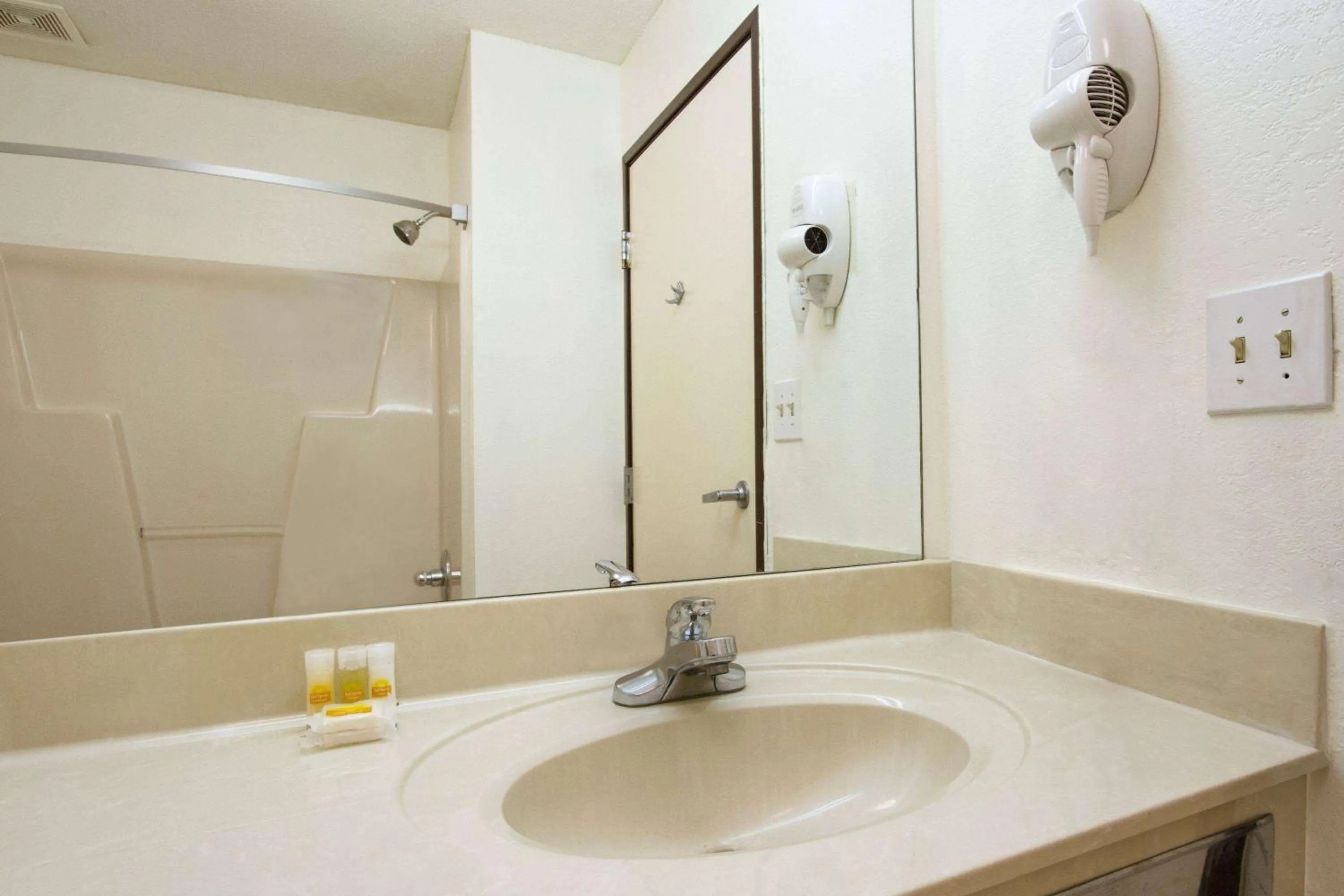 Photo of the whole room in Days Inn by Wyndham Mauldin/Greenville