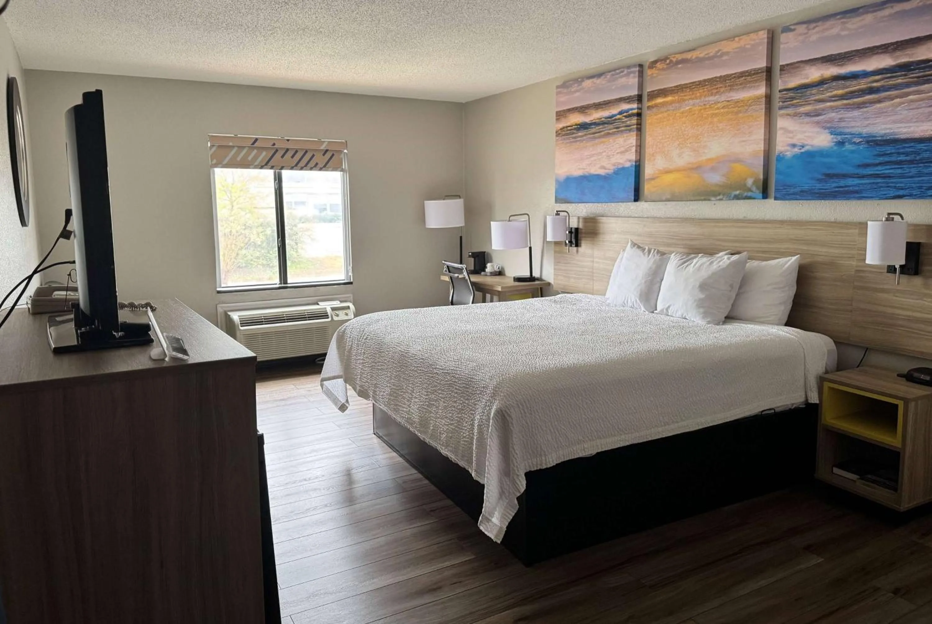 Photo of the whole room, Bed in Days Inn by Wyndham Mauldin/Greenville