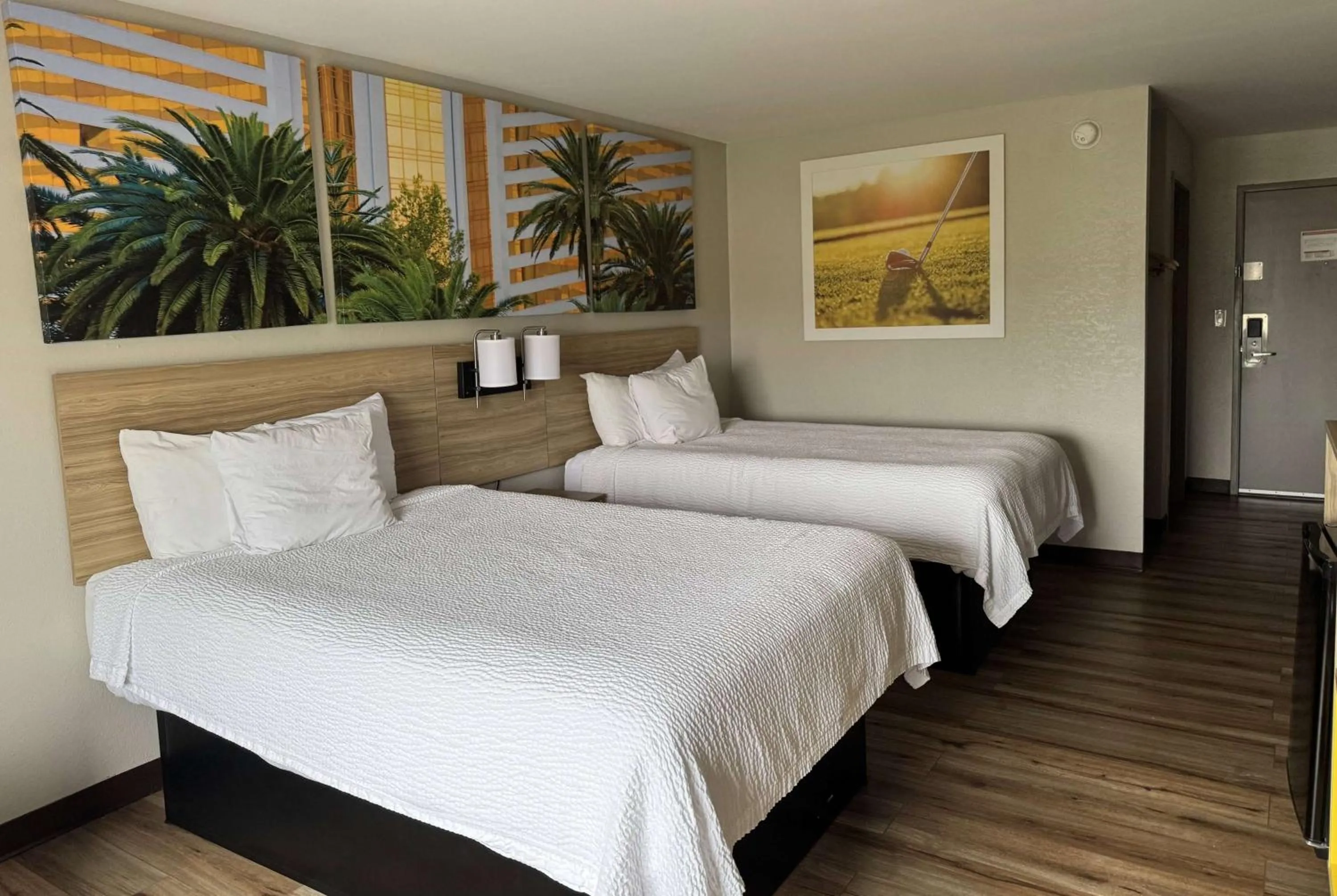 Photo of the whole room, Bed in Days Inn by Wyndham Mauldin/Greenville