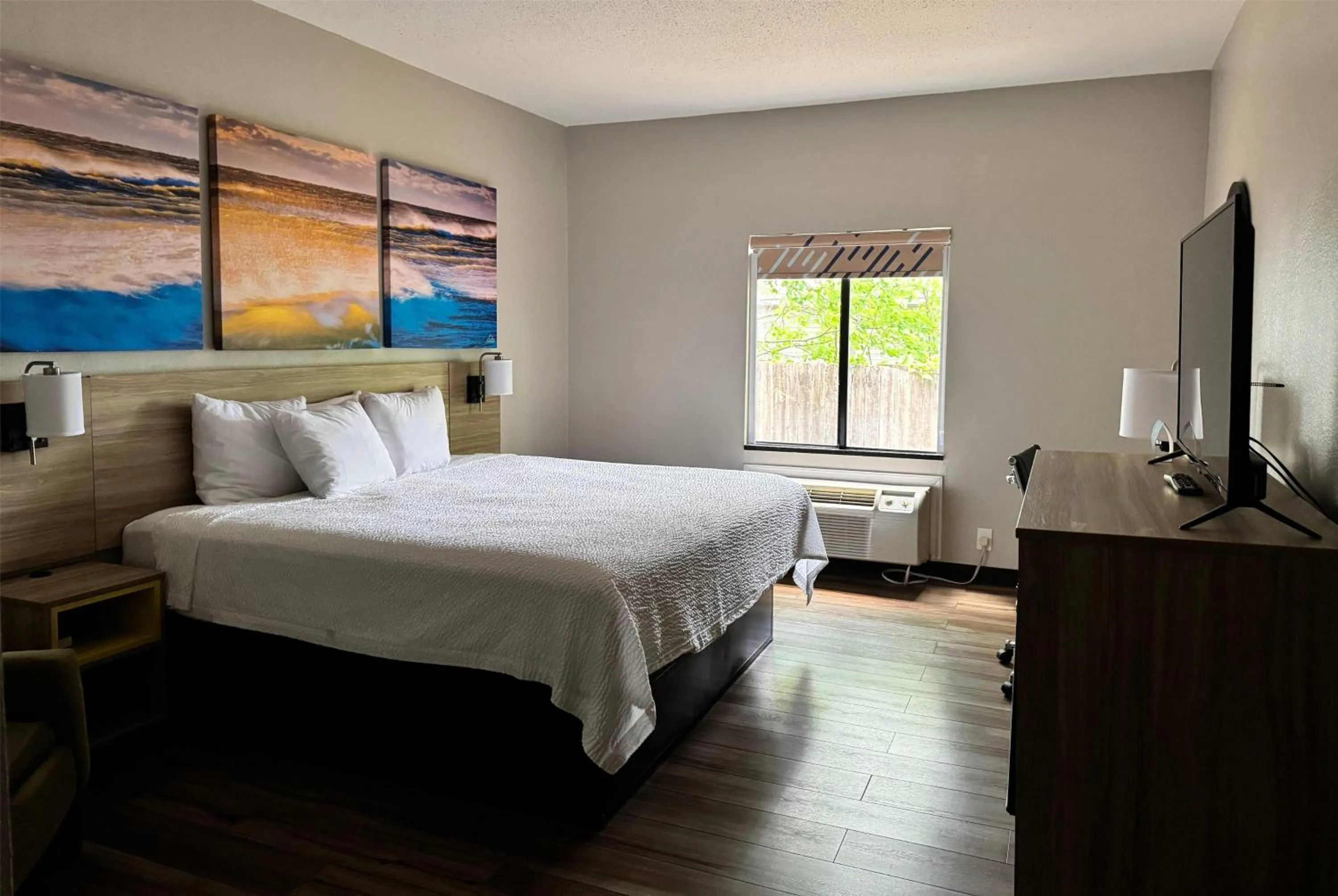 Photo of the whole room, Bed in Days Inn by Wyndham Mauldin/Greenville