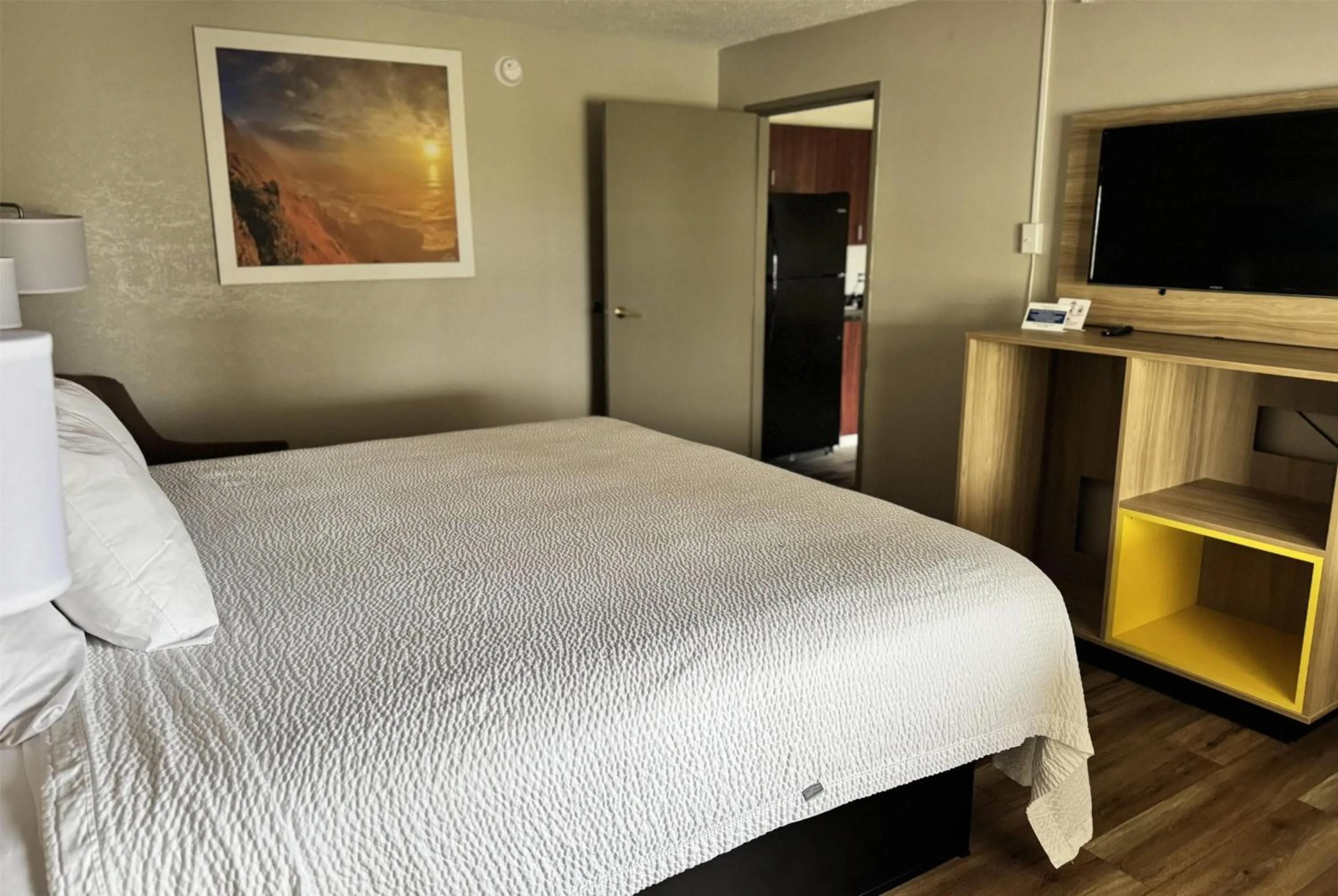 Photo of the whole room, Bed in Days Inn by Wyndham Mauldin/Greenville