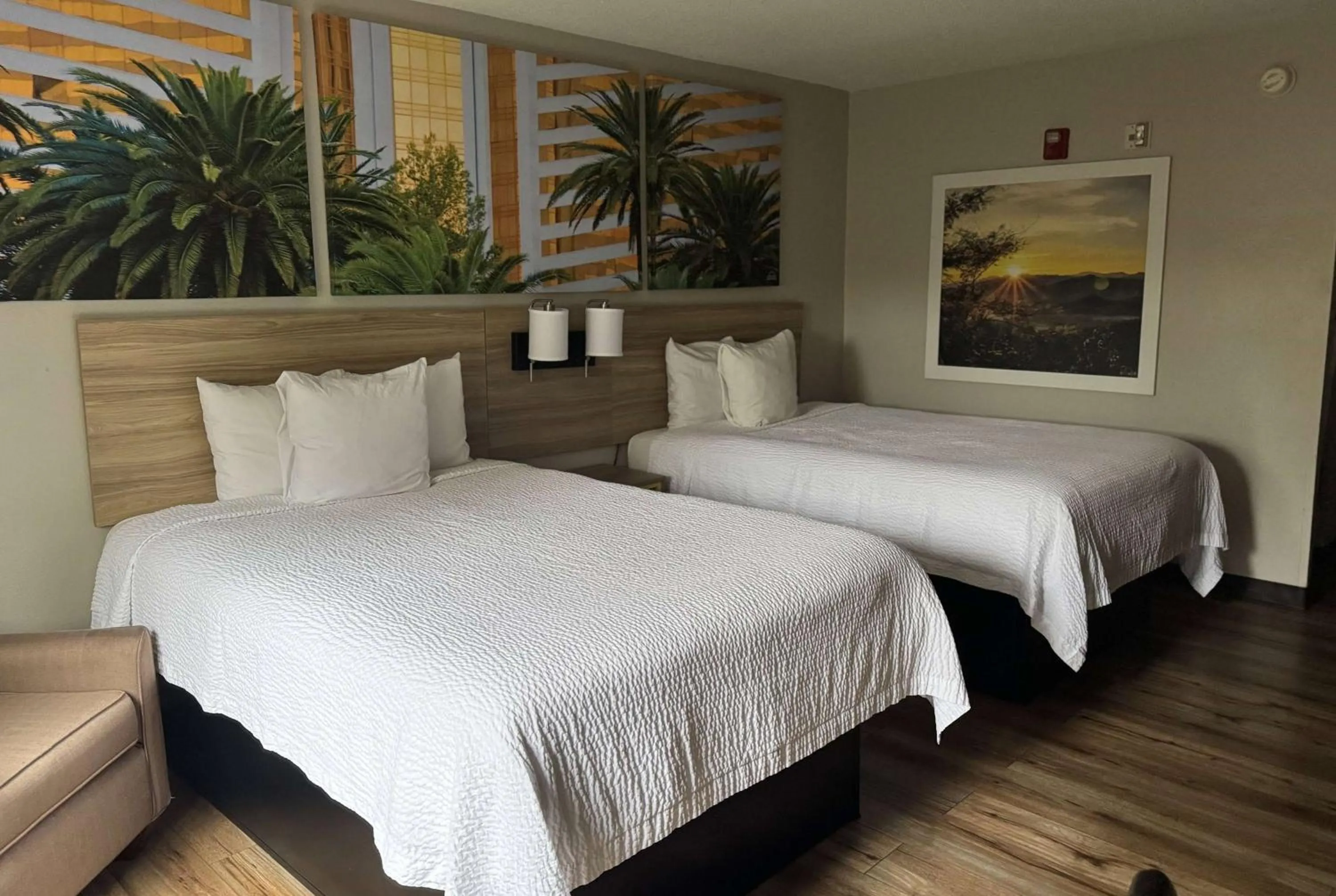 Photo of the whole room, Bed in Days Inn by Wyndham Mauldin/Greenville