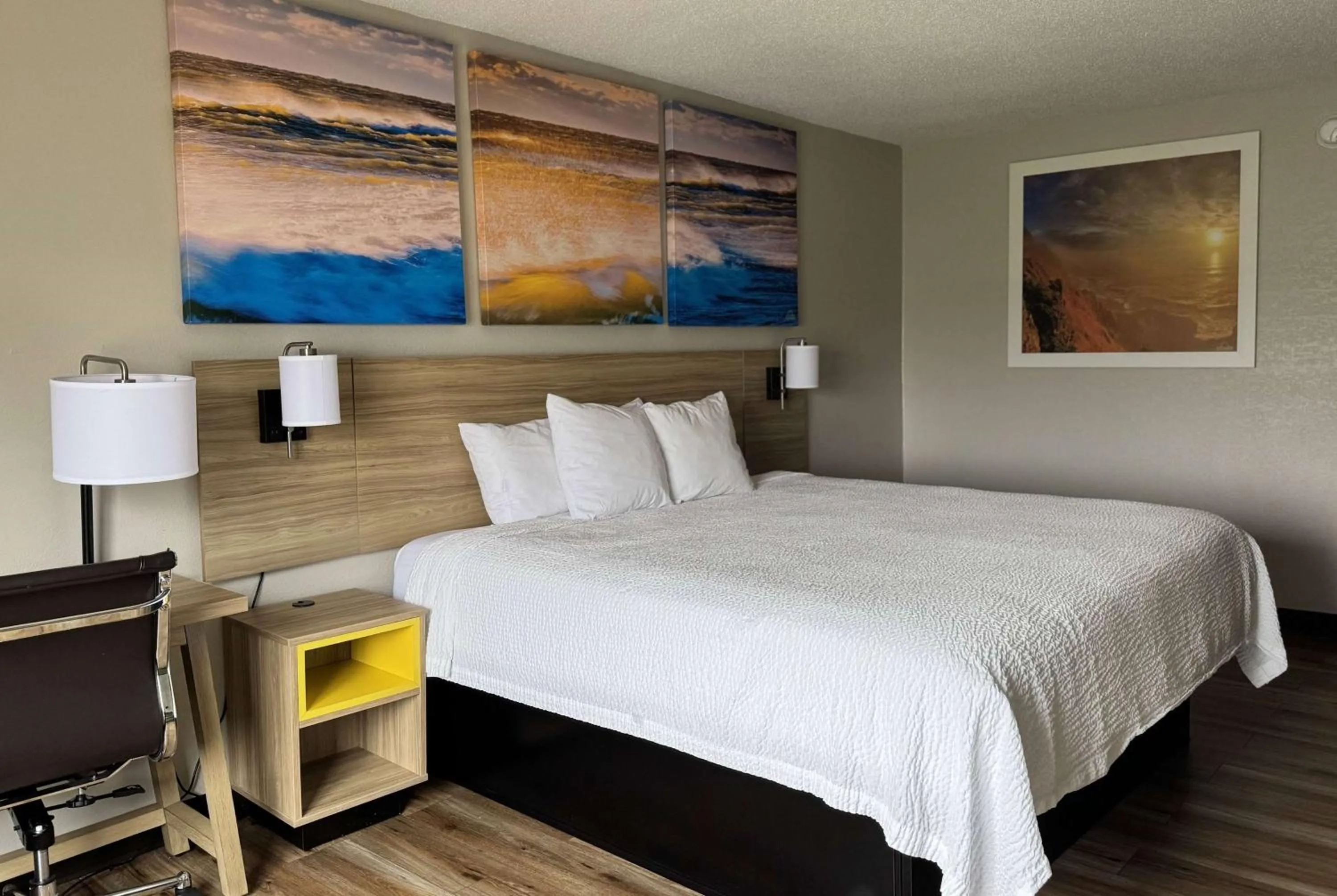 Photo of the whole room, Bed in Days Inn by Wyndham Mauldin/Greenville