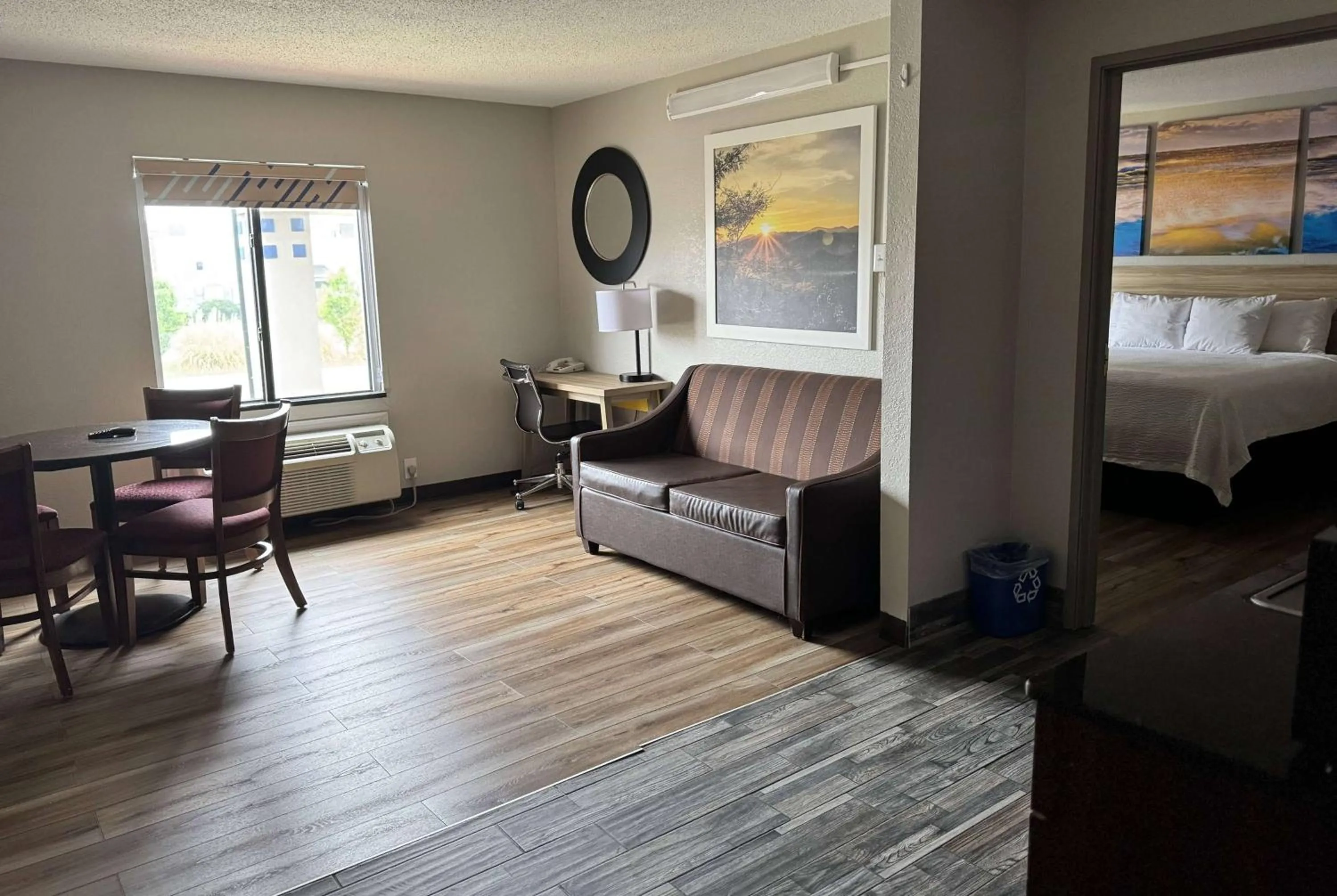 Photo of the whole room, Bed in Days Inn by Wyndham Mauldin/Greenville