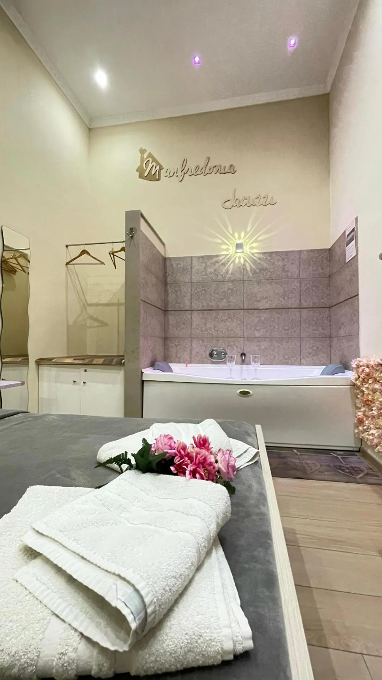 Photo of the whole room, Bed in ManfredoniaJacuzzi