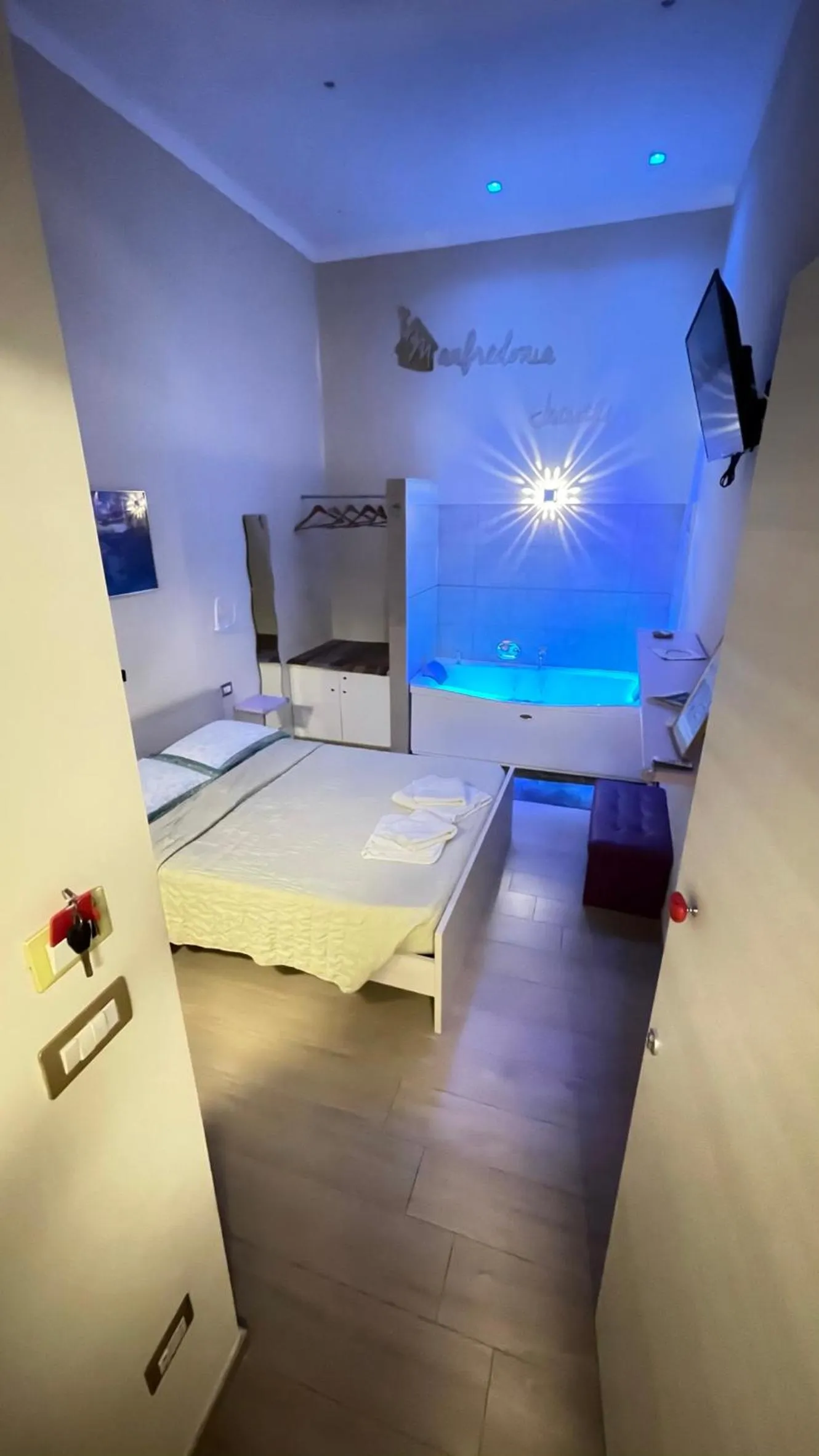 Photo of the whole room, Bed in ManfredoniaJacuzzi