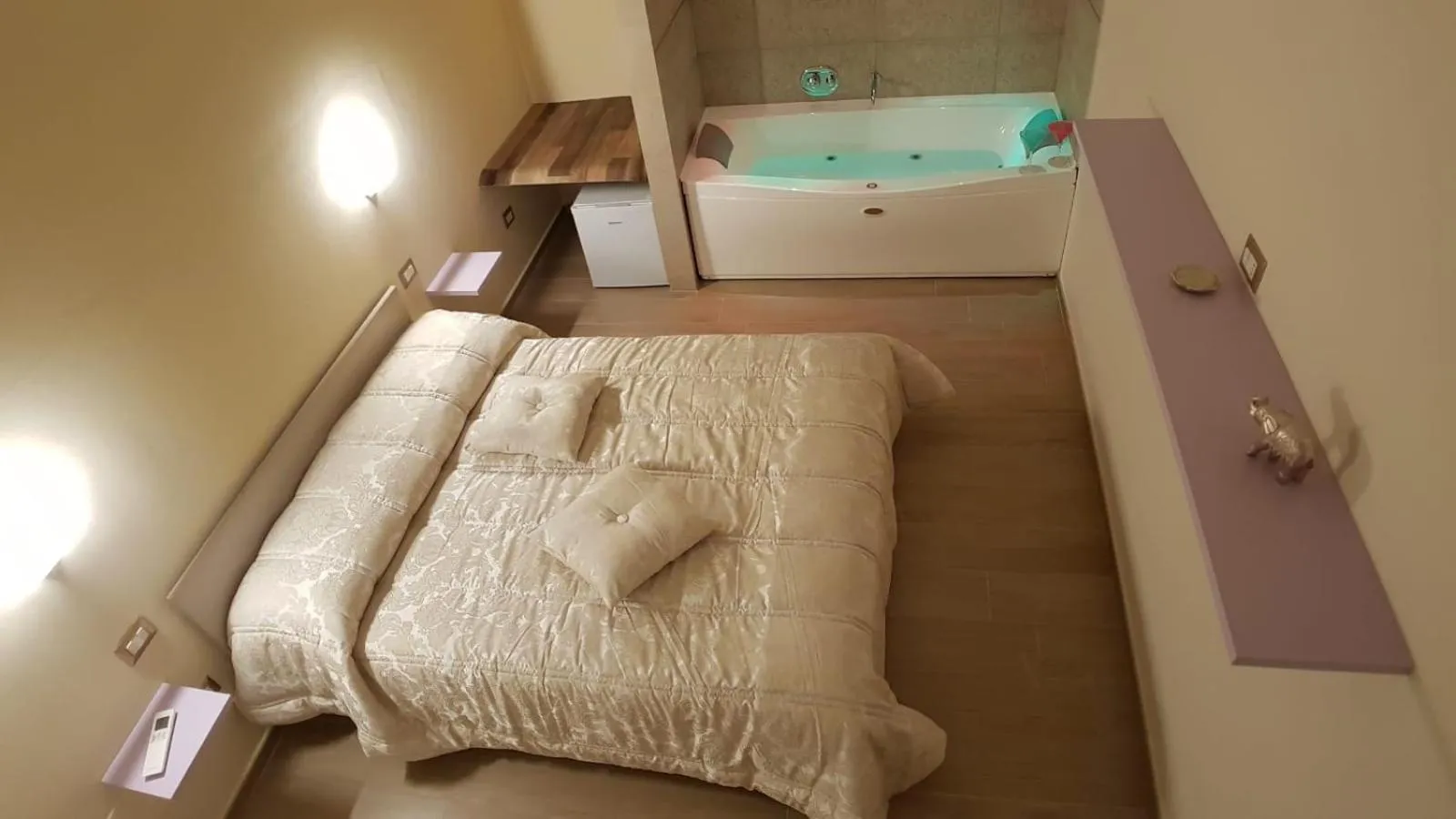 Photo of the whole room in ManfredoniaJacuzzi